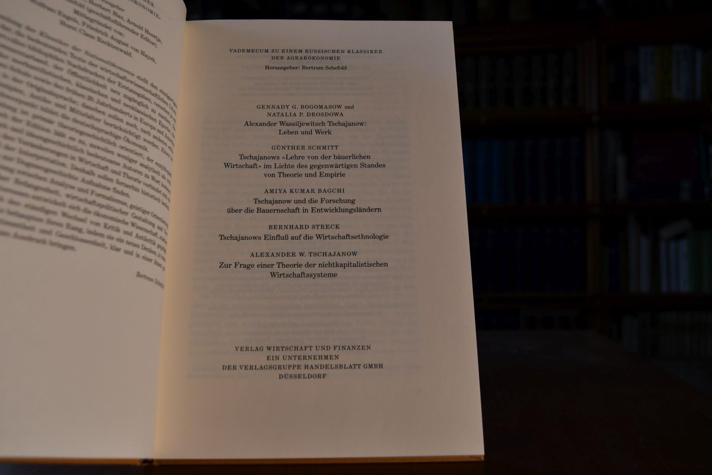 Die Lehre von der bäuerlichen Wirtschaft. Versuch einer Theorie der Familienwirtschaft im Landbau Beigegeben Vademecum zu einem russischen Klassiker der Agrarökonomie, Düsseldorf, Verlag Wirtschaft und Finanzen, 1999, 198 S., Pappband, ISBN 3878811403.