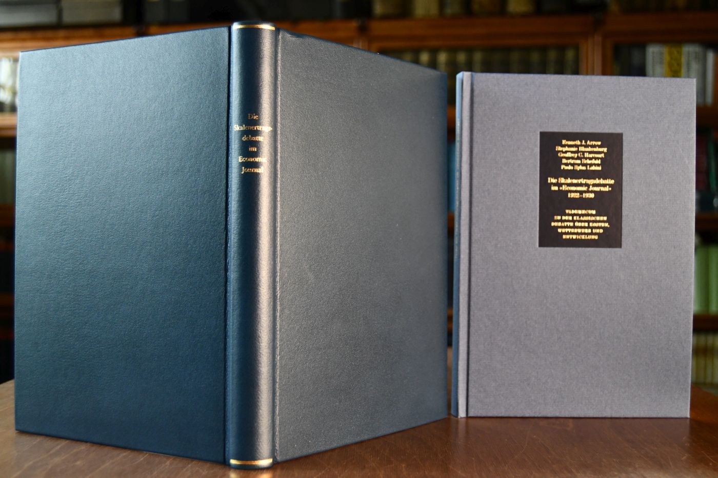 Die Skalenertragsdebatte im "Economic Journal". Beigegeben Vademecum zu der klassischen Debatte über Kosten, Wettbewerb und Entwicklung, Düsseldorf, Verlag Wirtschaft und Finanzen, 2001, 145 S., Pappband, ISBN 3878811624.