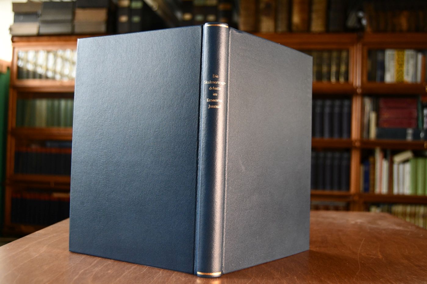 Die Skalenertragsdebatte im "Economic Journal". Beigegeben Vademecum zu der klassischen Debatte über Kosten, Wettbewerb und Entwicklung, Düsseldorf, Verlag Wirtschaft und Finanzen, 2001, 145 S., Pappband, ISBN 3878811624.