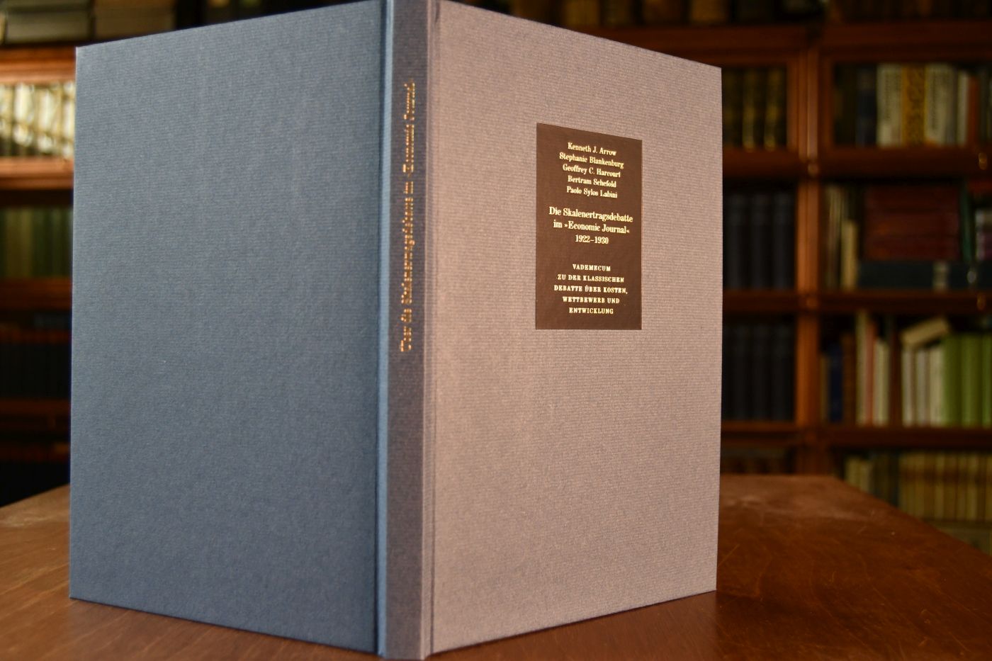 Die Skalenertragsdebatte im "Economic Journal". Beigegeben Vademecum zu der klassischen Debatte über Kosten, Wettbewerb und Entwicklung, Düsseldorf, Verlag Wirtschaft und Finanzen, 2001, 145 S., Pappband, ISBN 3878811624.