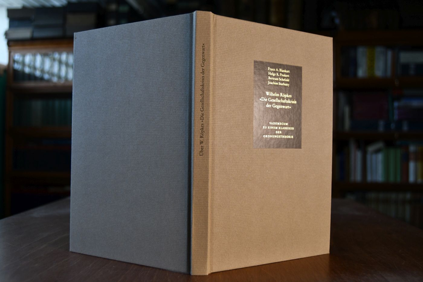 Die Gesellschaftskrisis der Gegenwart. Beigegeben Vademecum zu einem Klassiker der Ordnungstheorie, Düsseldorf, Verlag Wirtschaft und Finanzen, 2002, 158 S., Pappband, ISBN 387881173X.