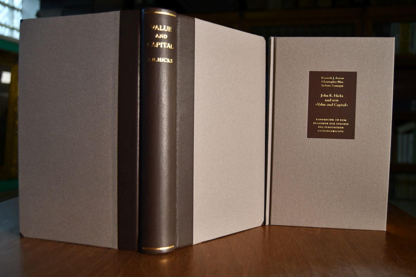 Value and Capital. Beigegeben Vademecum zu dem Klassiker der Theorie des temporären Gleichgewichts, Düsseldorf, Verlag Wirtschaft und Finanzen, 1997, 111 S., Pappband, ISBN 3878811195.