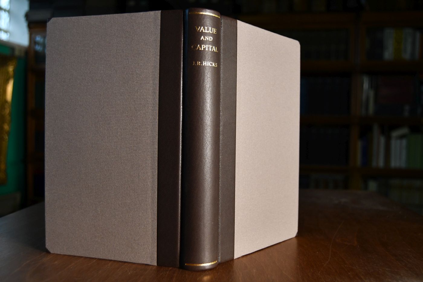 Value and Capital. Beigegeben Vademecum zu dem Klassiker der Theorie des temporären Gleichgewichts, Düsseldorf, Verlag Wirtschaft und Finanzen, 1997, 111 S., Pappband, ISBN 3878811195.