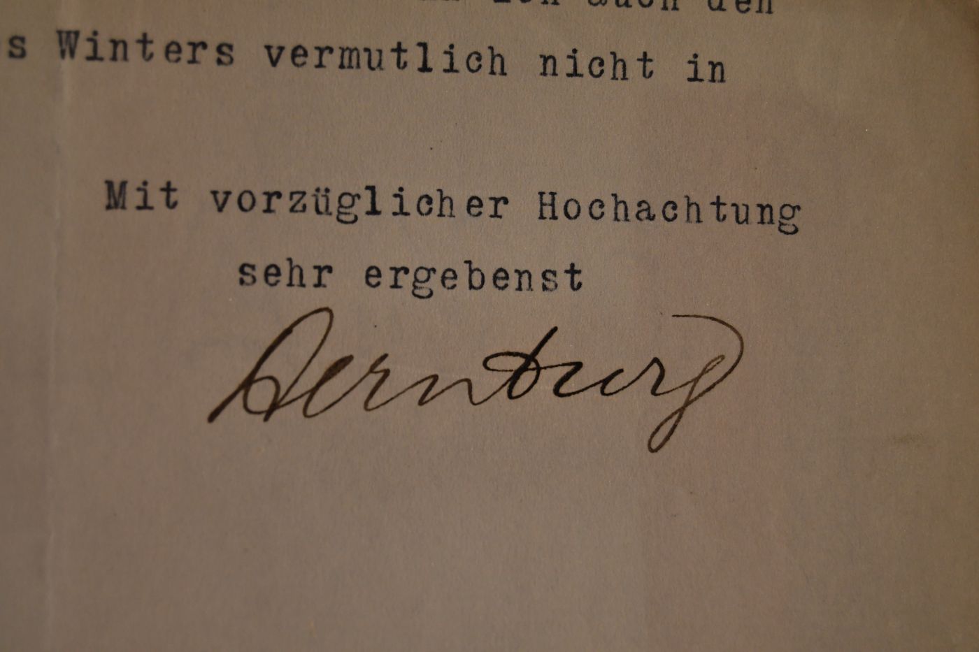 Unterschriebener maschinenschriftlicher Brief des deutschen Politikers und Bankiers, Staatssekretärs im Reichskolonialamt, Finanzministers und Vizekanzlers unter Scheidemann Bernhard Dernburg (1865-1937) an den Danziger Lehrer und Botaniker Konrad Lakowitz(1859-1945) vom 11. Juli 1910.