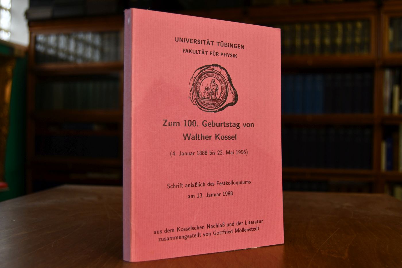 Zum 100. Geburtstag von Walther Kossel (4. Januar 1888 bis 22. Mai 1956). Schrift anlässlich des Festkolloquiums am 13. Januar 1988 aus dem Kosselschen Nachlaß und der Literatur zusammengestellt von Gottfried Möllenstedt.