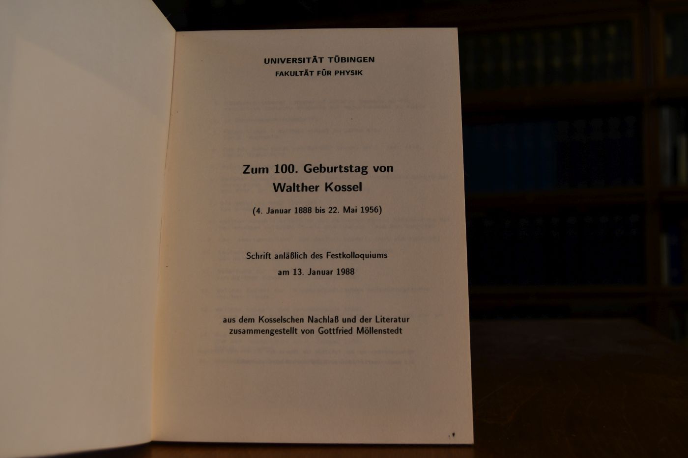 Zum 100. Geburtstag von Walther Kossel (4. Januar 1888 bis 22. Mai 1956). Schrift anlässlich des Festkolloquiums am 13. Januar 1988 aus dem Kosselschen Nachlaß und der Literatur zusammengestellt von Gottfried Möllenstedt.