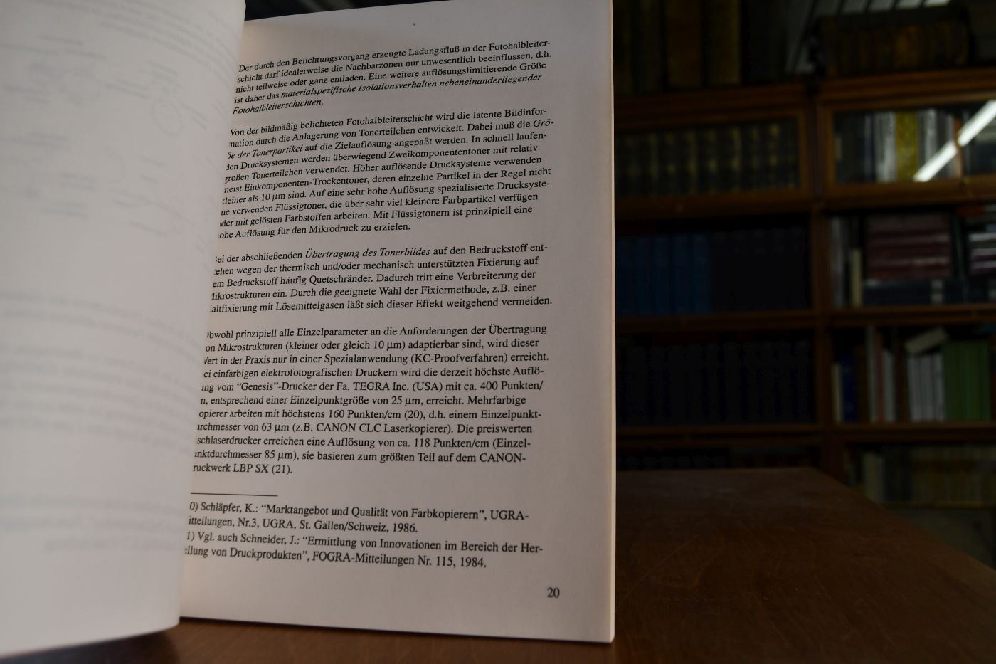 Auflösungsgrenzen konventioneller und unkonventioneller Druckverfahren.