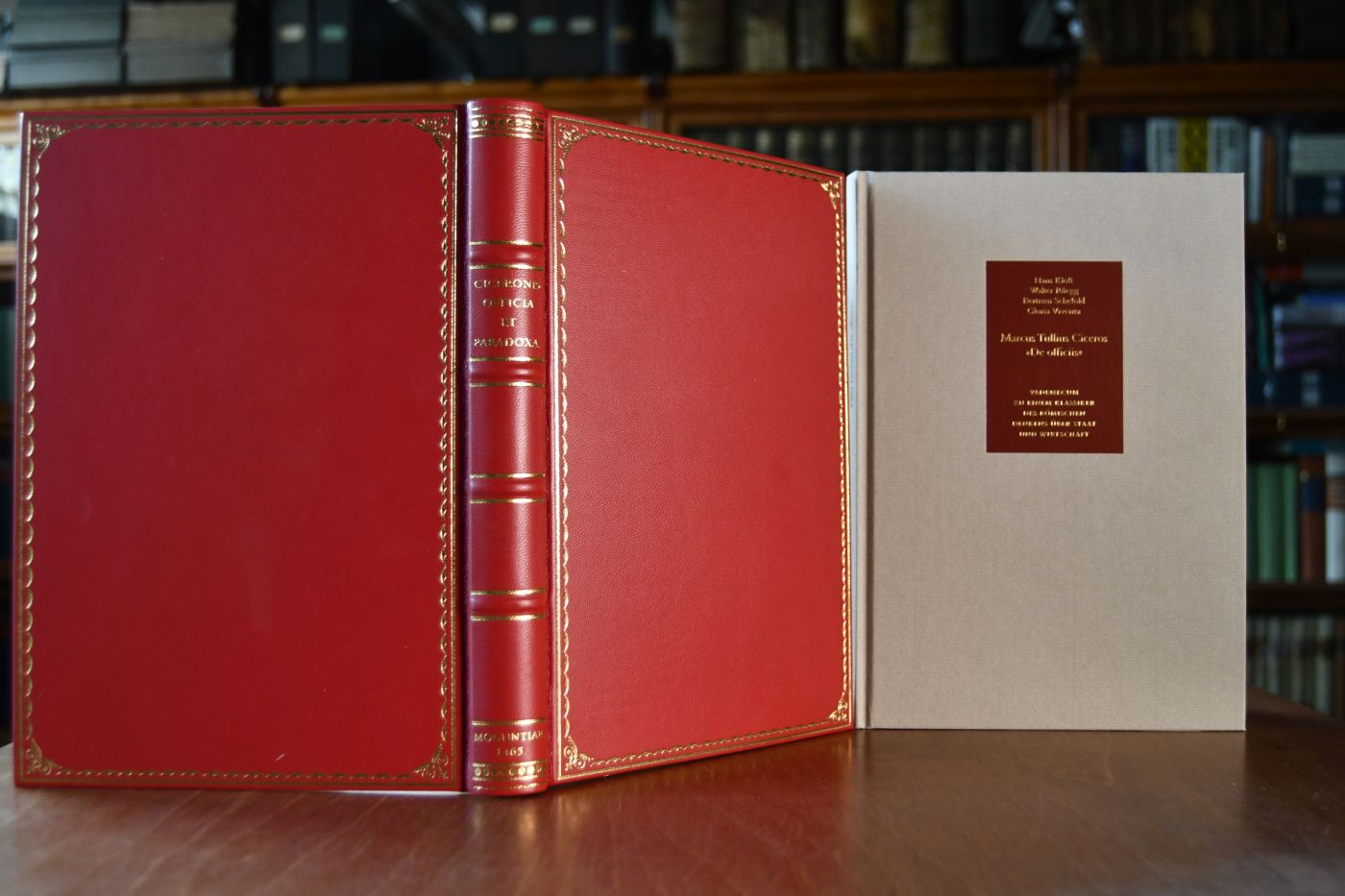 De Officiis. Beigegeben Vademecum zu einem Klassiker des römischen Denkens über Staat und Wirtschaft, Düsseldorf, Verlag Wirtschaft und Finanzen, 2001, 164 S., Pappband, ISBN 3878811608.