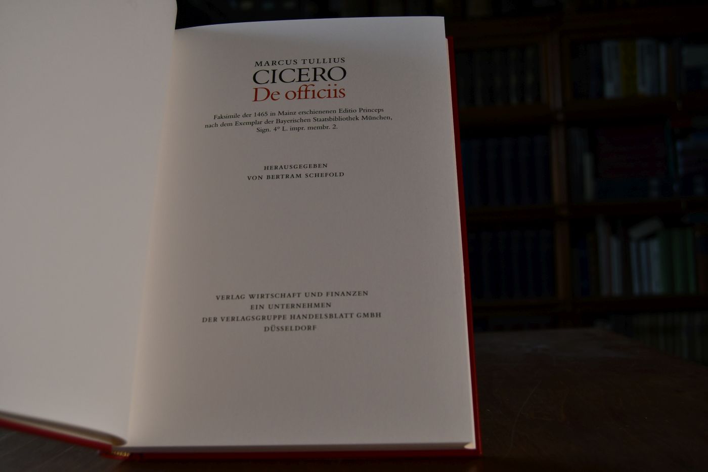 De Officiis. Beigegeben Vademecum zu einem Klassiker des römischen Denkens über Staat und Wirtschaft, Düsseldorf, Verlag Wirtschaft und Finanzen, 2001, 164 S., Pappband, ISBN 3878811608.
