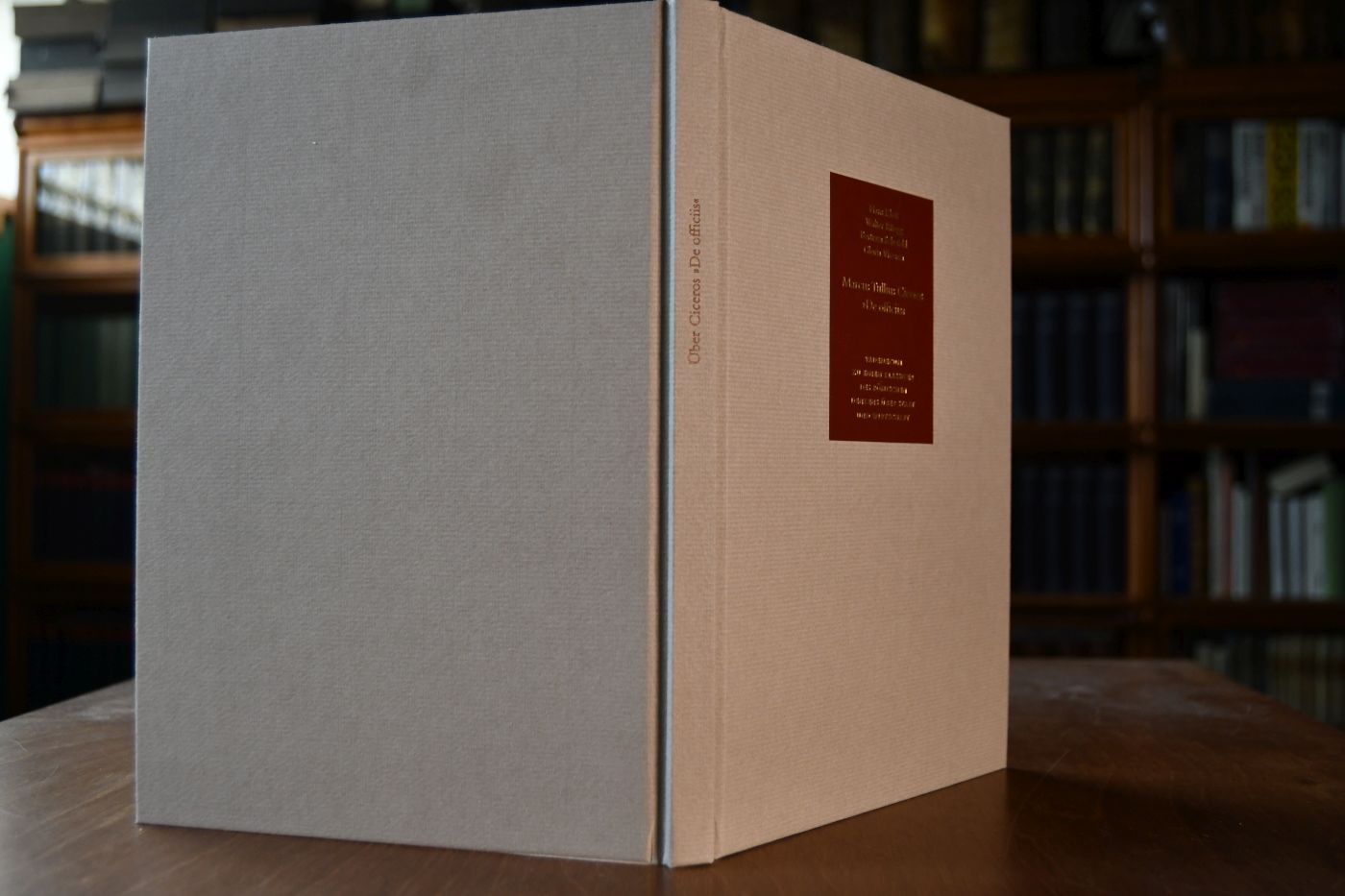 De Officiis. Beigegeben Vademecum zu einem Klassiker des römischen Denkens über Staat und Wirtschaft, Düsseldorf, Verlag Wirtschaft und Finanzen, 2001, 164 S., Pappband, ISBN 3878811608.