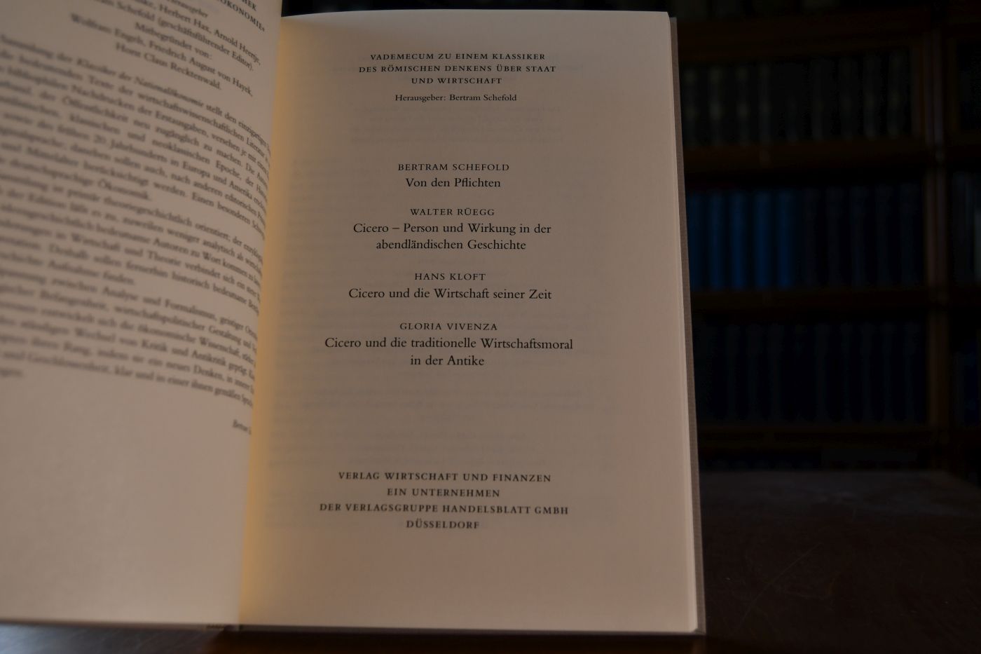 De Officiis. Beigegeben Vademecum zu einem Klassiker des römischen Denkens über Staat und Wirtschaft, Düsseldorf, Verlag Wirtschaft und Finanzen, 2001, 164 S., Pappband, ISBN 3878811608.