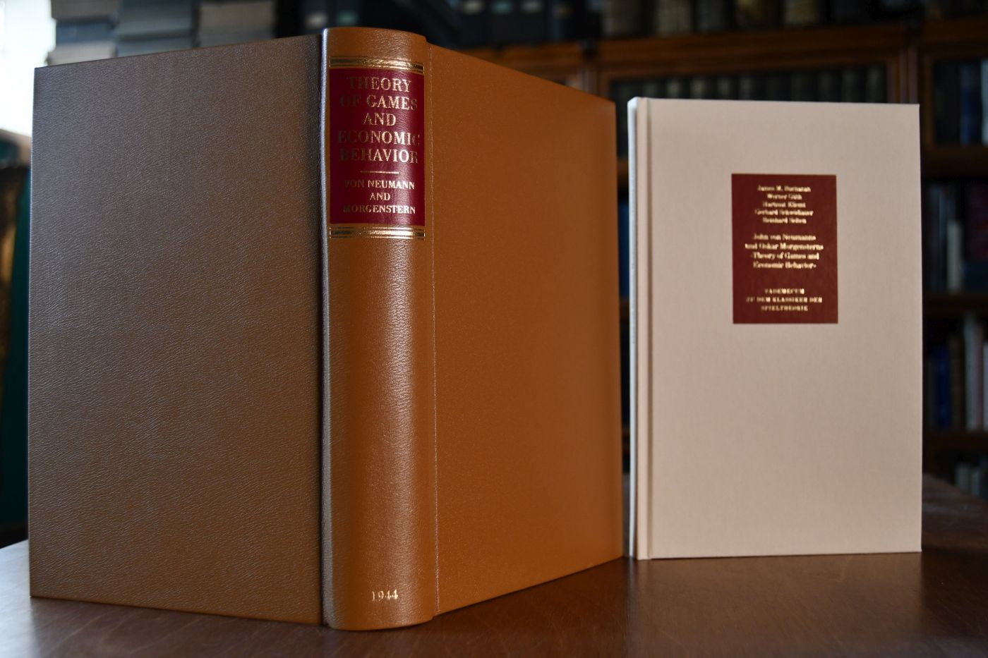 Theory of Games and economic Behavior. Beigegeben Vademecum zu dem Klassiker der Spieltheorie, Düsseldorf, Verlag Wirtschaft und Finanzen, 2001, 184 S., Pappband, ISBN 3878811616.