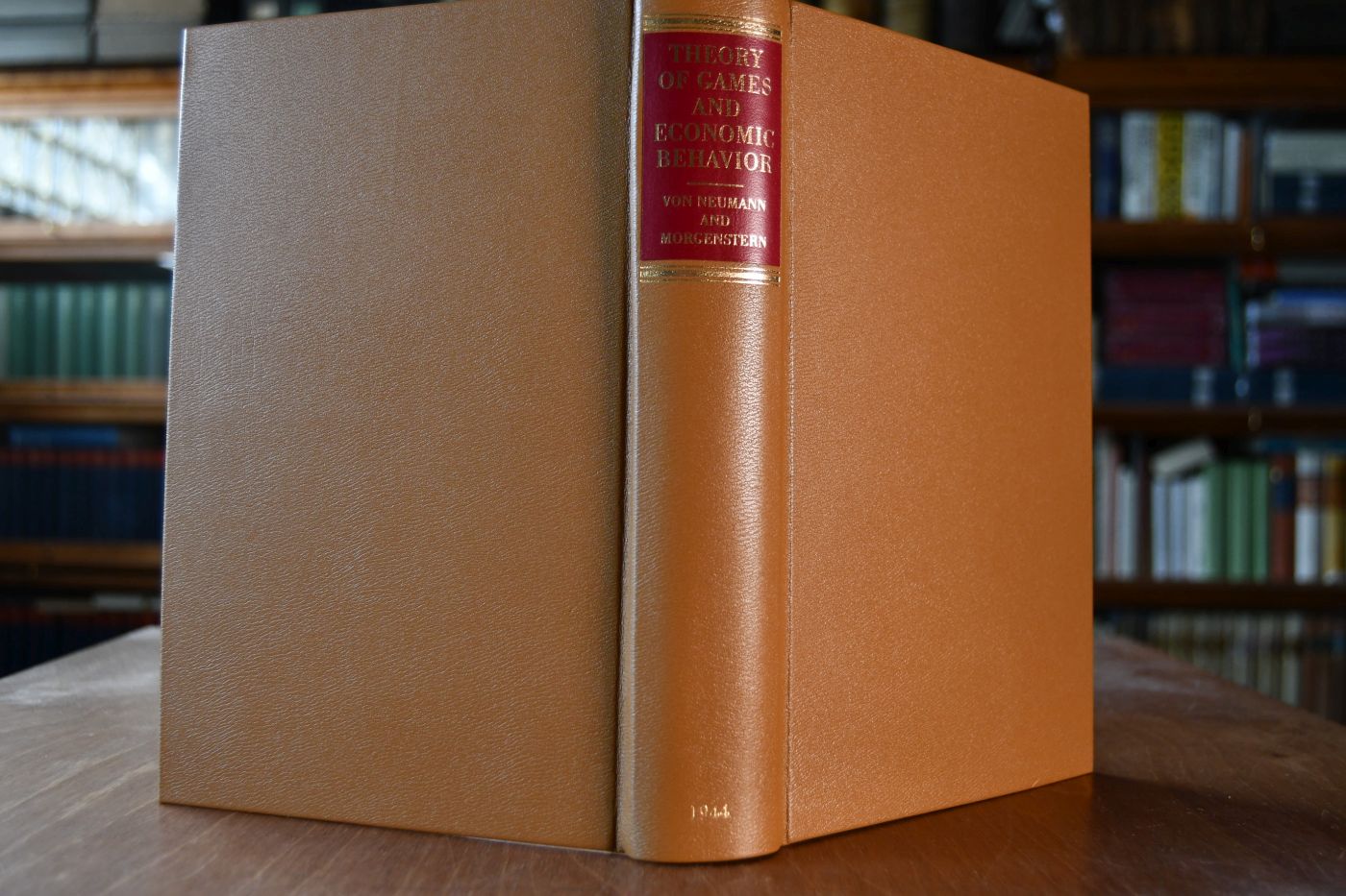 Theory of Games and economic Behavior. Beigegeben Vademecum zu dem Klassiker der Spieltheorie, Düsseldorf, Verlag Wirtschaft und Finanzen, 2001, 184 S., Pappband, ISBN 3878811616.
