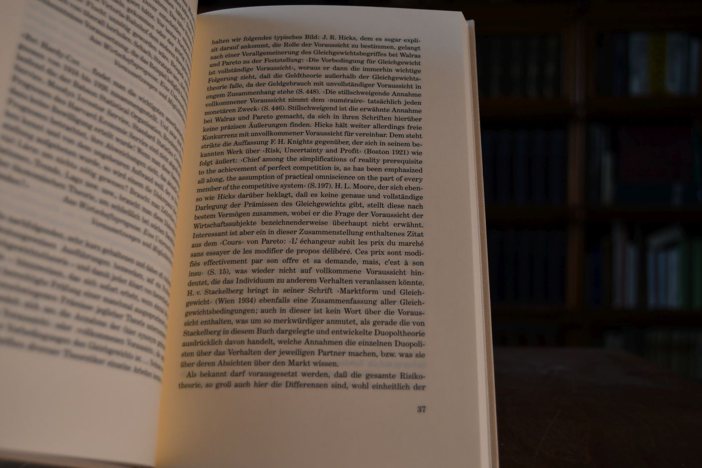 Theory of Games and economic Behavior. Beigegeben Vademecum zu dem Klassiker der Spieltheorie, Düsseldorf, Verlag Wirtschaft und Finanzen, 2001, 184 S., Pappband, ISBN 3878811616.