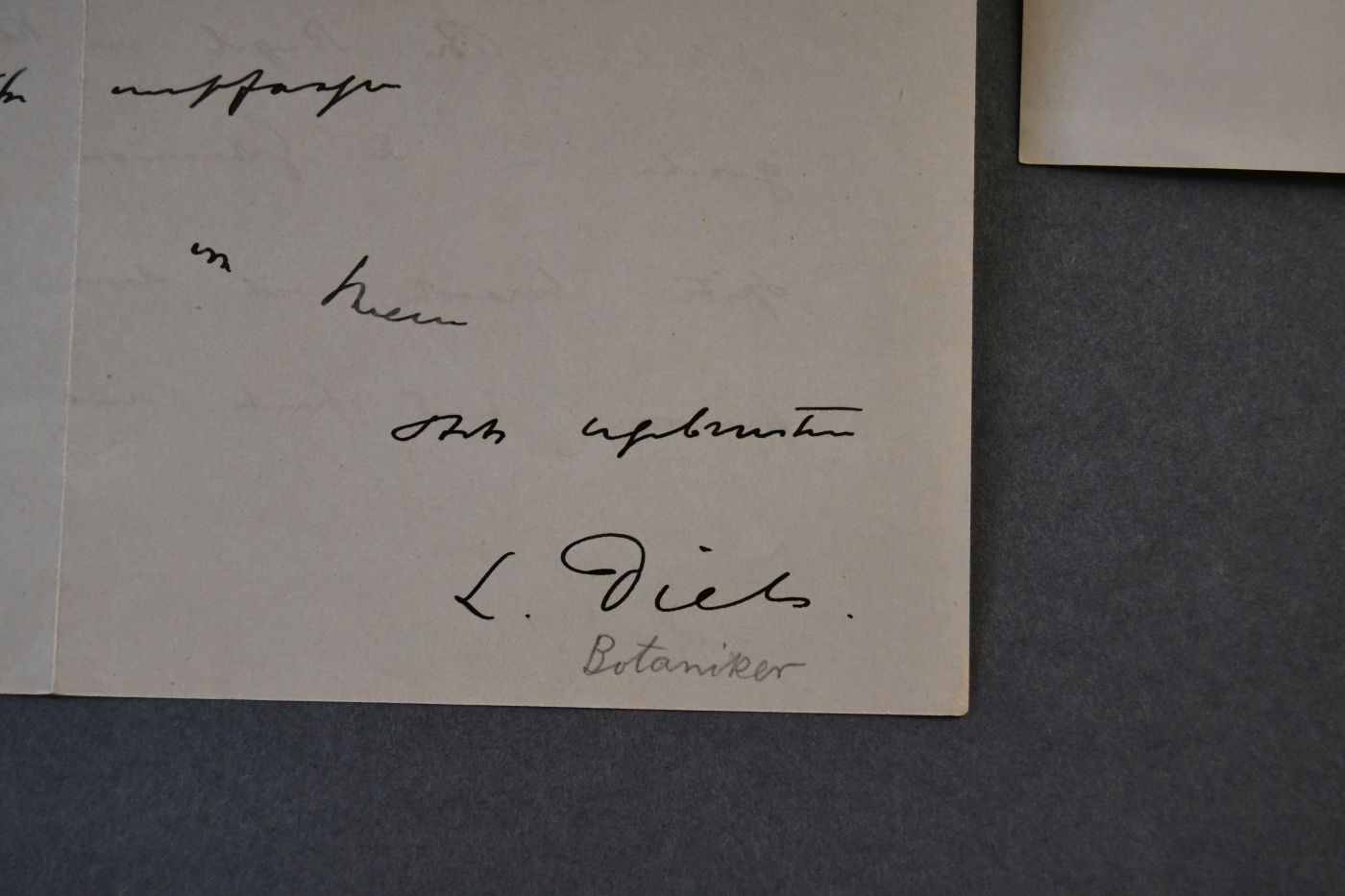 Schreiben des deutschen Botanikers und Direktors des Botanischen Gartens in Berlin-Dahlem Ludwig Diels (1874-1945) vom 9. September 1929 an den Danziger Lehrer und Botaniker Konrad Lakowitz (1859-1945). Beigegeben ein handschriftliches Kondolenzschreiben vom 1. März 1936 zum Tode der Frau von Konrad Lakowitz.