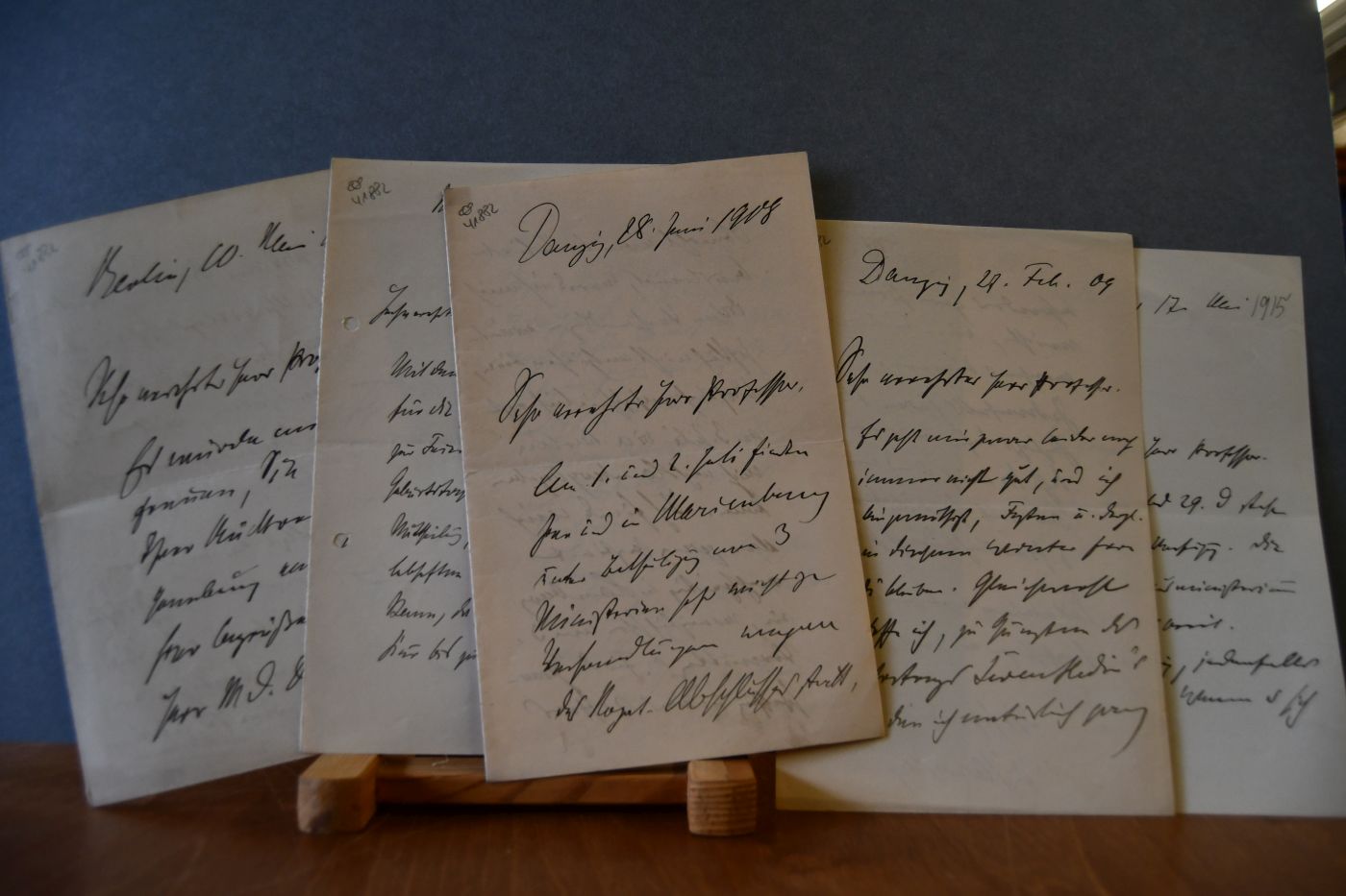 5 handschriftliche Briefe des Regierungspräsidenten von Danzig und Münster Jaroslaw von Jarotzky (1851-1928) vom 14. Mai 1907, 28. Juni 1908, 27. Februar 1909, 10.+17. Mai 1915 an den Danziger Lehrer und Botaniker Konrad Lakowitz (1859-1938).