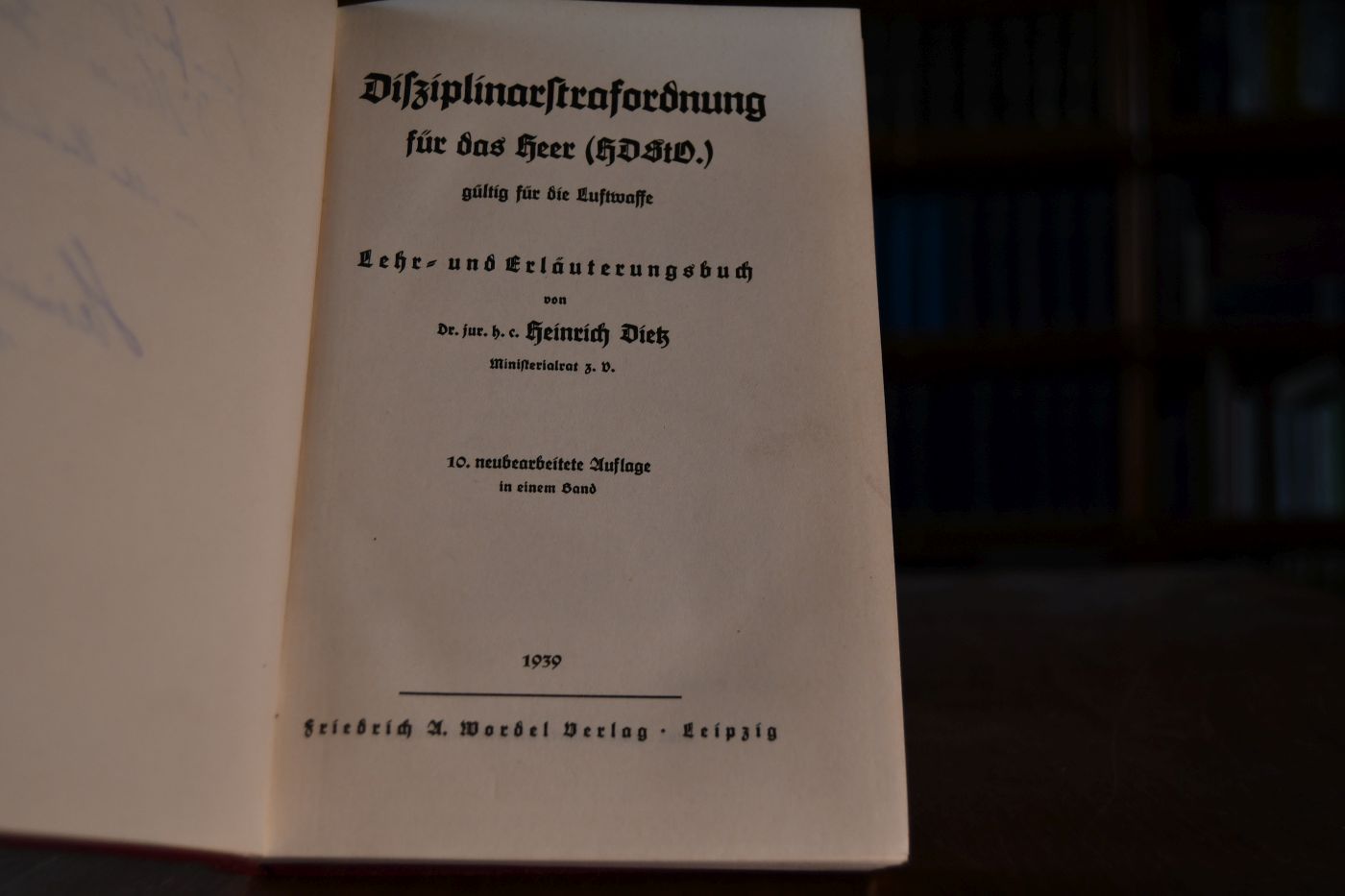 Disziplinarstrafordnung für das Heer (HDStO.) gültig für die Luftwaffe. Lehr- und Erläuterungsbuch.