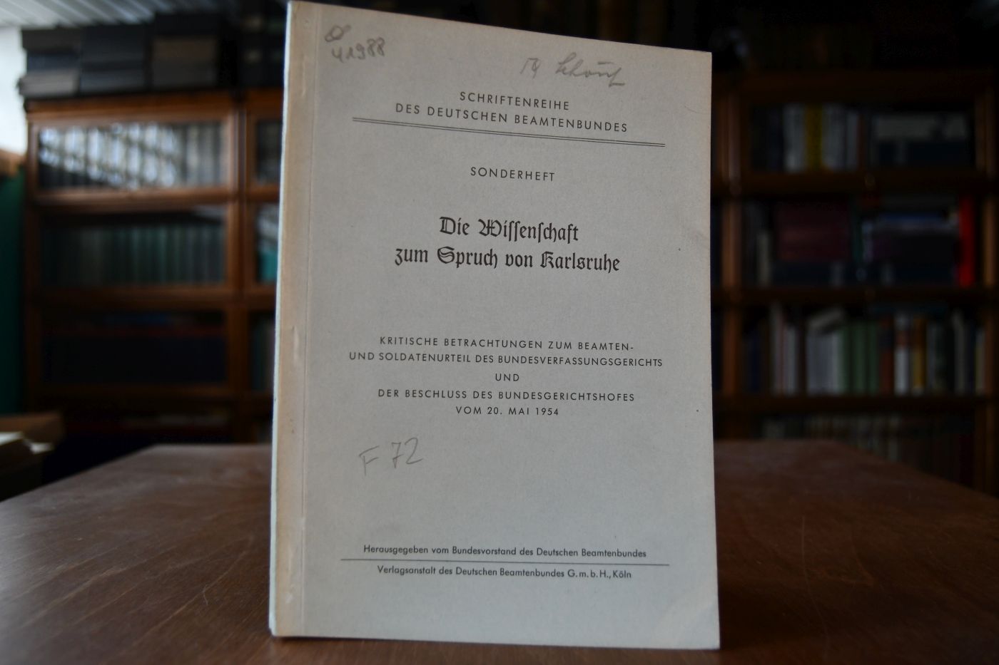 Die Wissenschaft zum Spruch von Karlsruhe. Kritische Betrachtungen zum Beamten- und Soldatenurteil des Bundesverfassungsgerichts und Beschluss des Bundesgerichtshofes vom 20. Mai 1954.