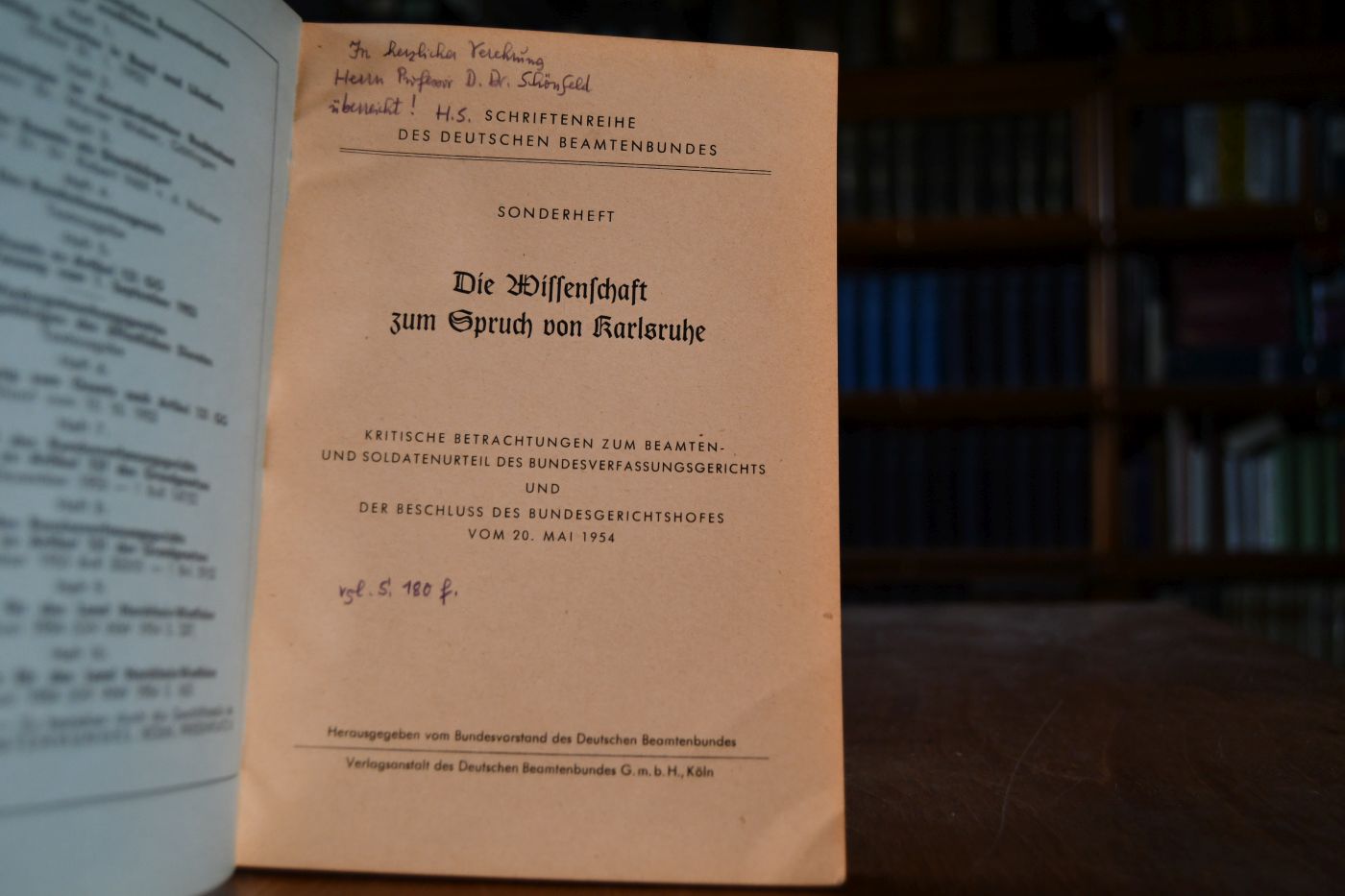 Die Wissenschaft zum Spruch von Karlsruhe. Kritische Betrachtungen zum Beamten- und Soldatenurteil des Bundesverfassungsgerichts und Beschluss des Bundesgerichtshofes vom 20. Mai 1954.