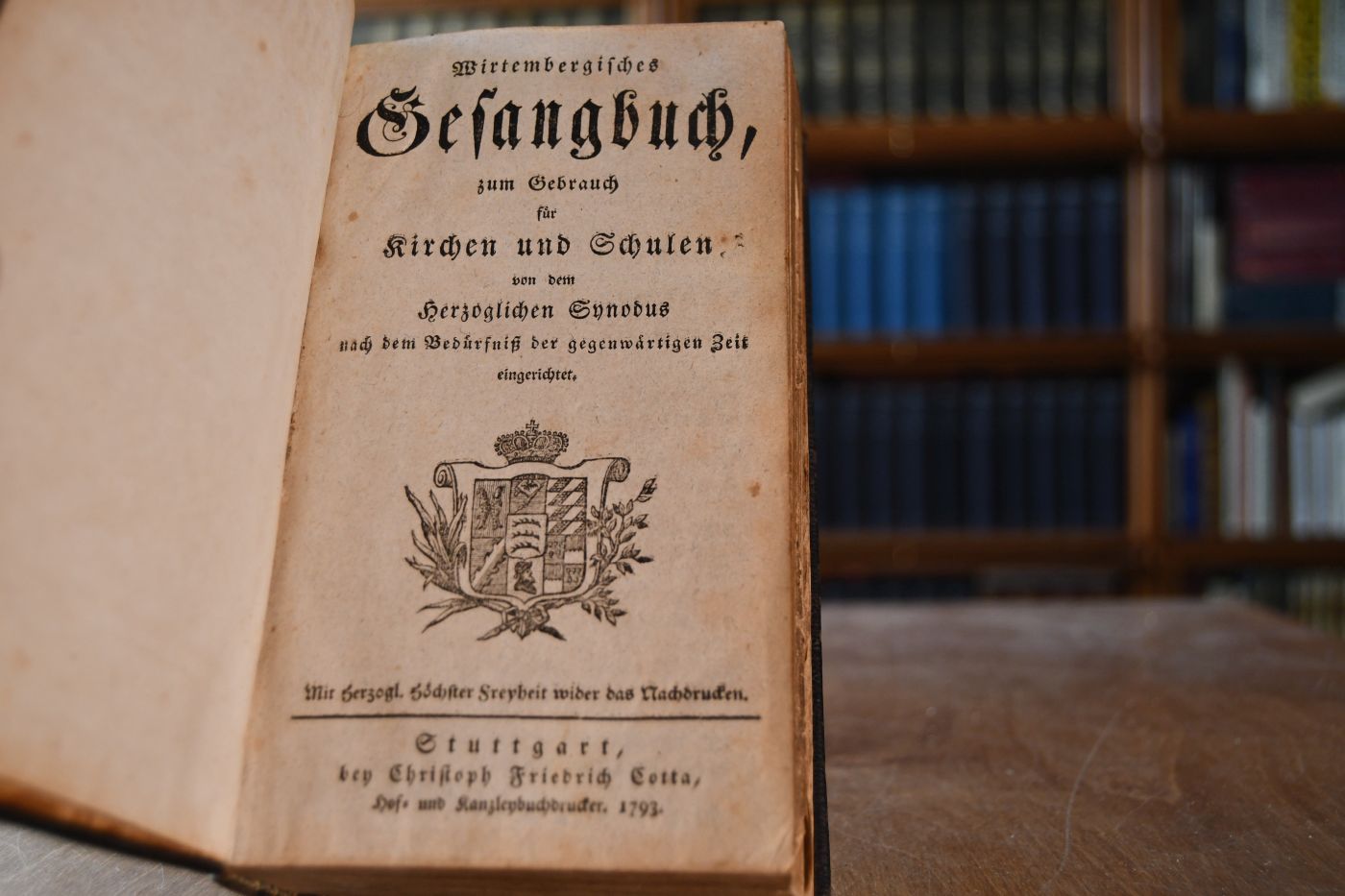 Wirtembergisches Gesangbuch, zum Gebrauch für Kirchen und Schulen von dem Herzoglichen Synodus nach dem Bedürfniß der gegenwärtigen Zeit eingerichtet. Beigebunden Sonn- Fest- und Feyertägliche Evangelien und Episteln.