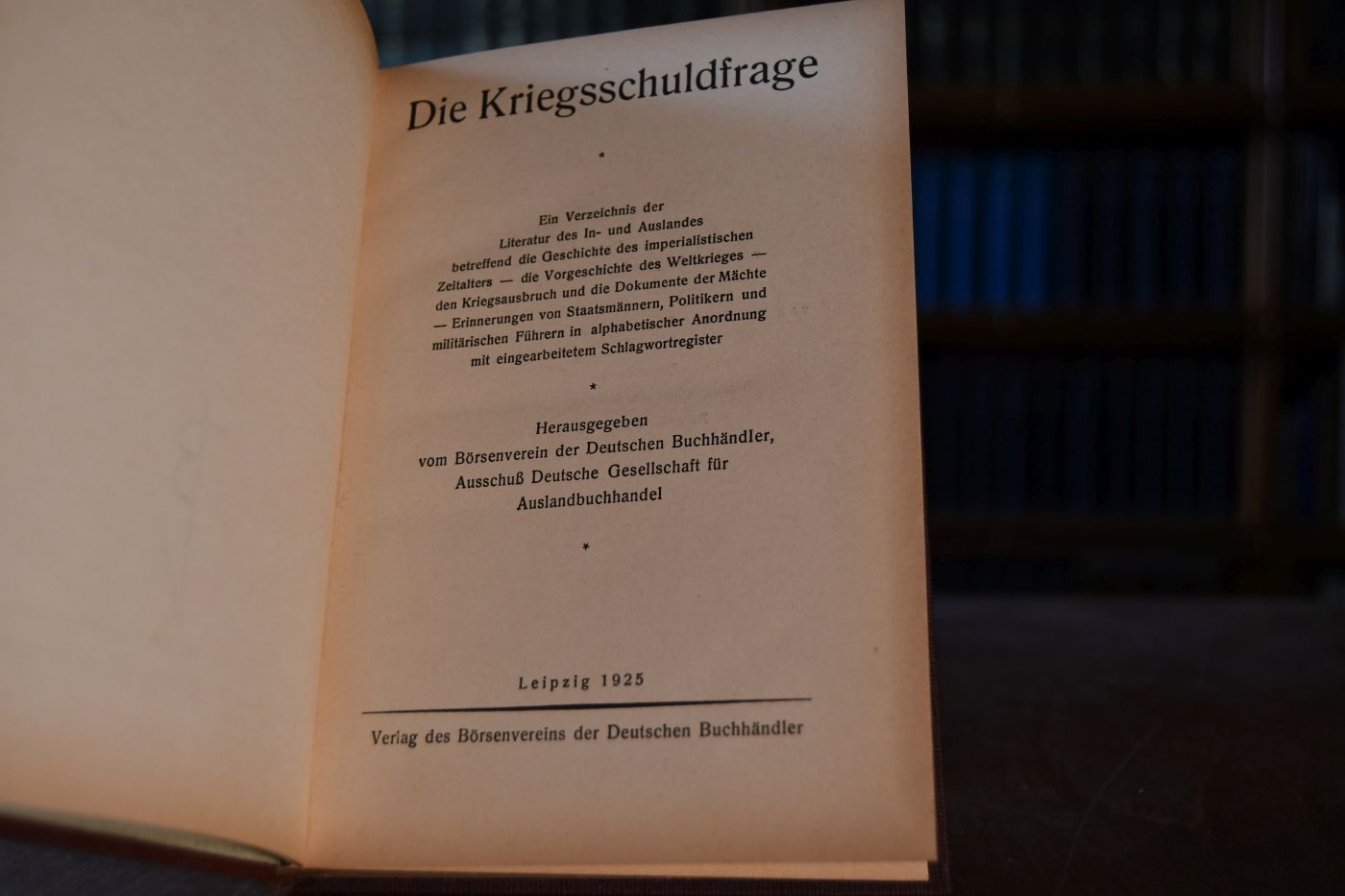 Die Kriegsschuldfrage. Ein Verzeichnis der Literatur des In- und Auslandes betreffend die Geschichte des imperialistischen Zeitalters - die Vorgeschichte des Weltkrieges - den Kriegsausbruch und die Dokumente der Mächte - Erinnerungen von Staatsmännern, Politikern und militärischen Führern in alphabetischer Anordnung mit eingearbeitetem Schlagwortregister.