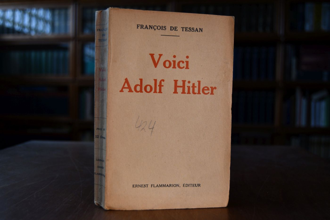Voici Adolf Hitler.