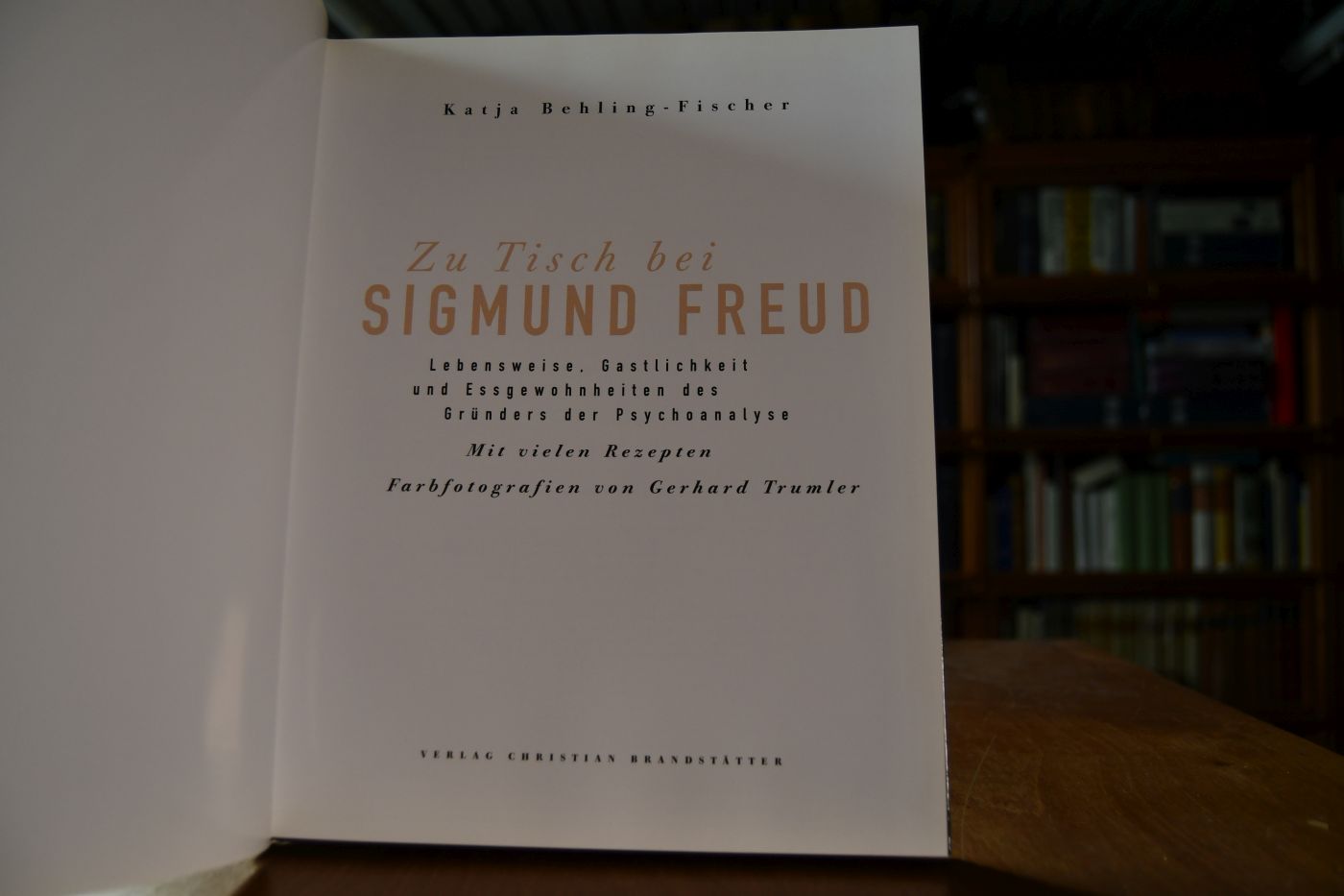 Zu Tisch bei Sigmund Freud. Lebensweise, Gastlichkeit und Essgewohnheiten des Gründers der Psychoanalyse. Mit vielen Rezepten.