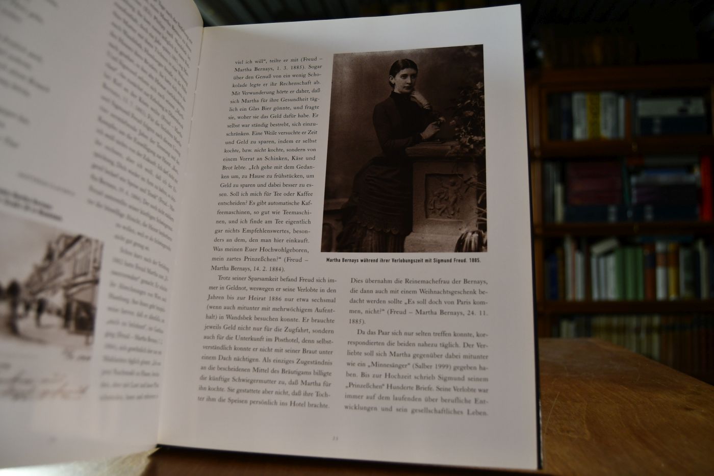 Zu Tisch bei Sigmund Freud. Lebensweise, Gastlichkeit und Essgewohnheiten des Gründers der Psychoanalyse. Mit vielen Rezepten.
