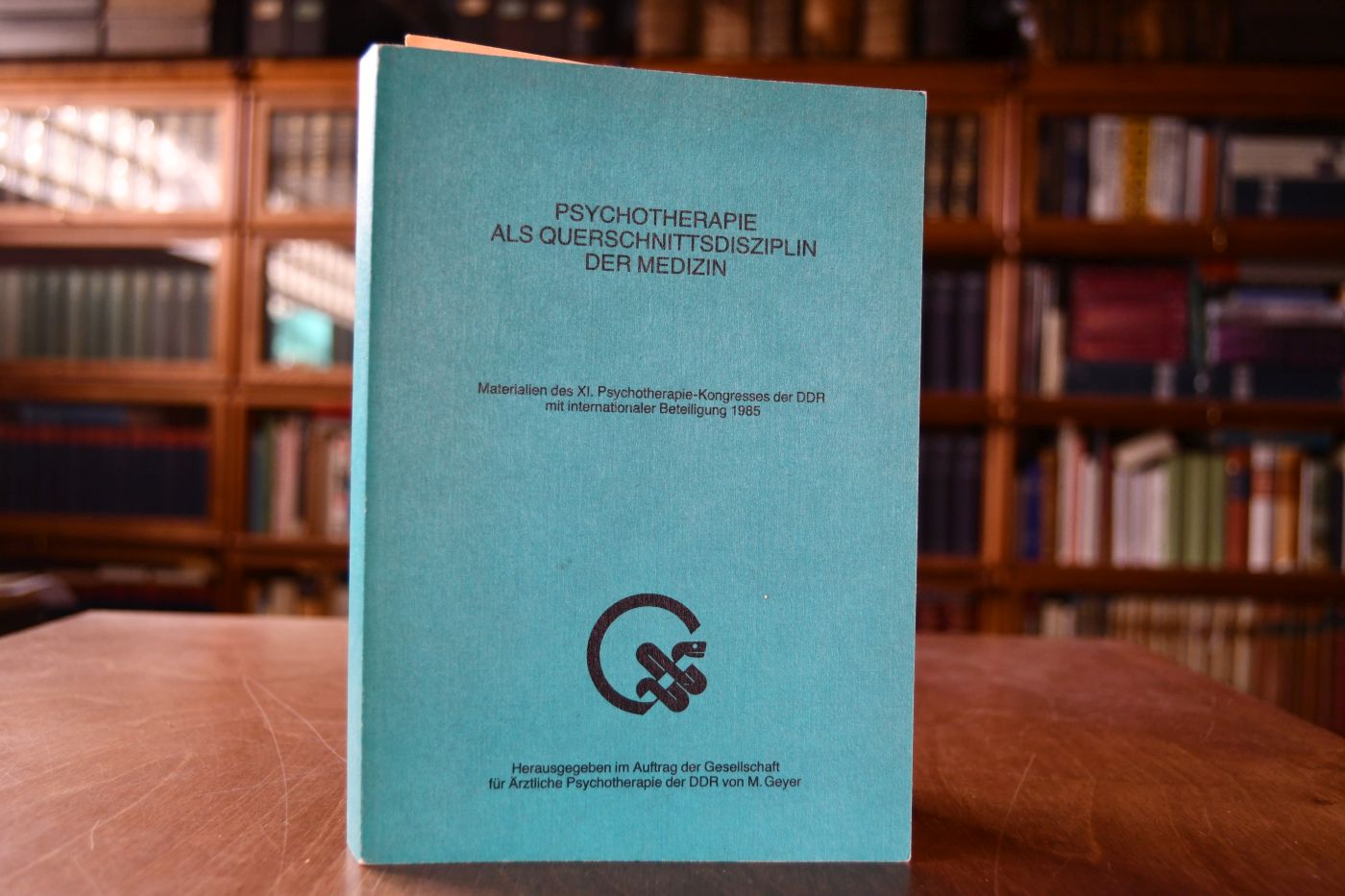 Psychotherapie als Querschnittsdisziplin der Medizin. Materialien des XI. Psychotherape-Kongresses der DDR mit internationaler Beteiligung 1985. Beiliegend 39-seitige Broschur.