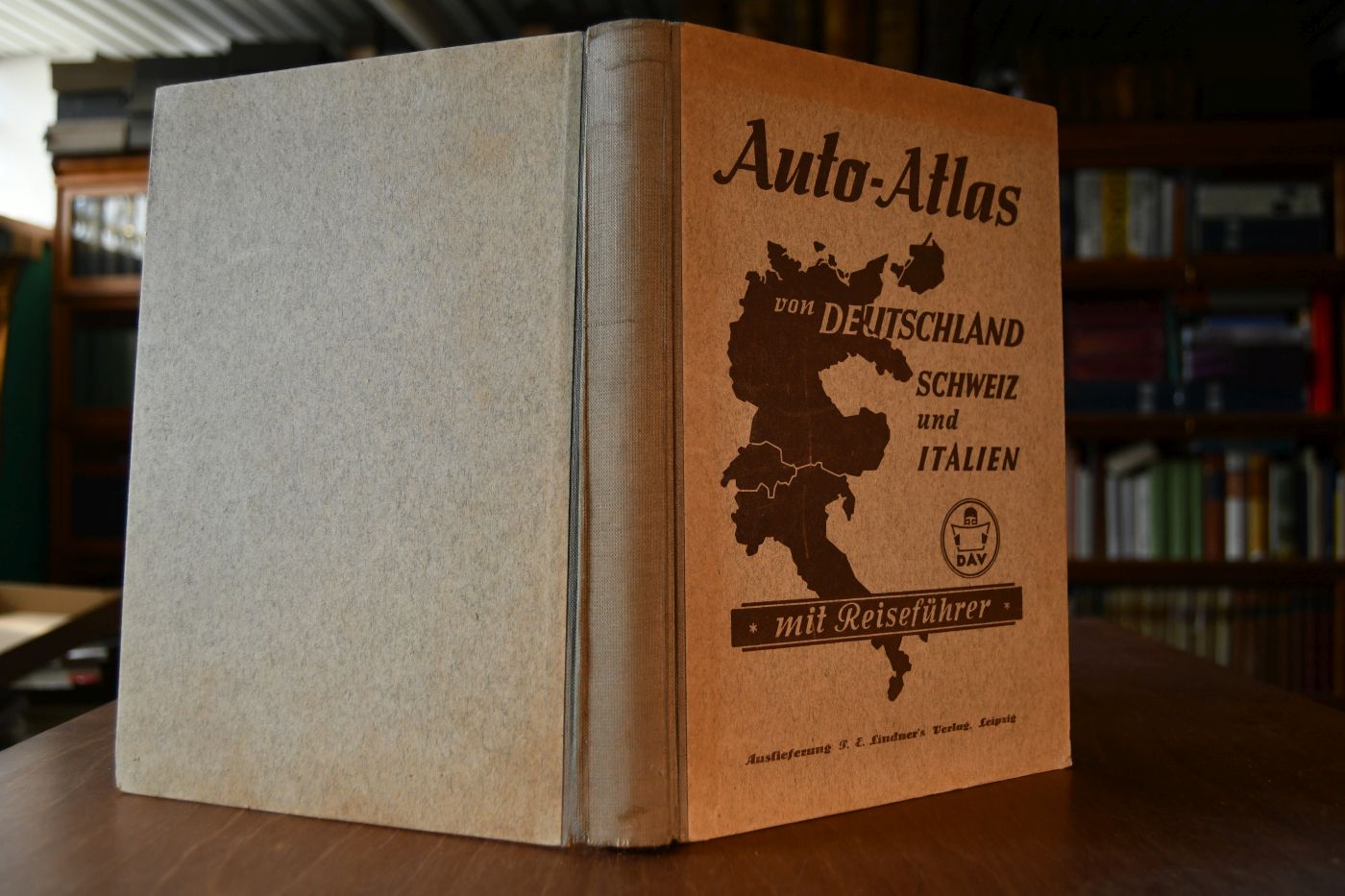 Auto-Atlas von Deutschland, Schweiz und Italien mit Reiseführer.