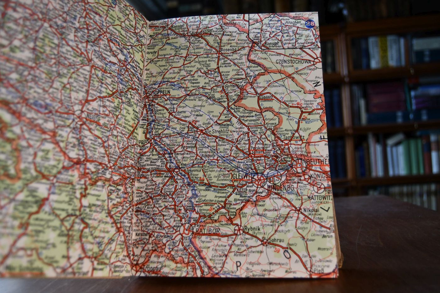 Auto-Atlas von Deutschland, Schweiz und Italien mit Reiseführer.