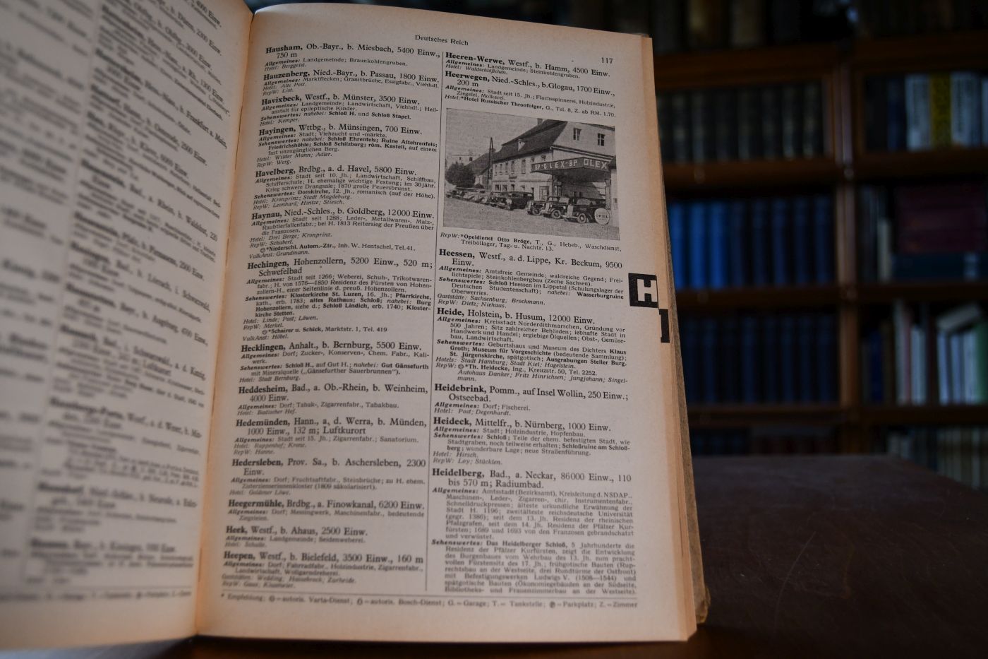 Auto-Atlas von Deutschland, Schweiz und Italien mit Reiseführer.