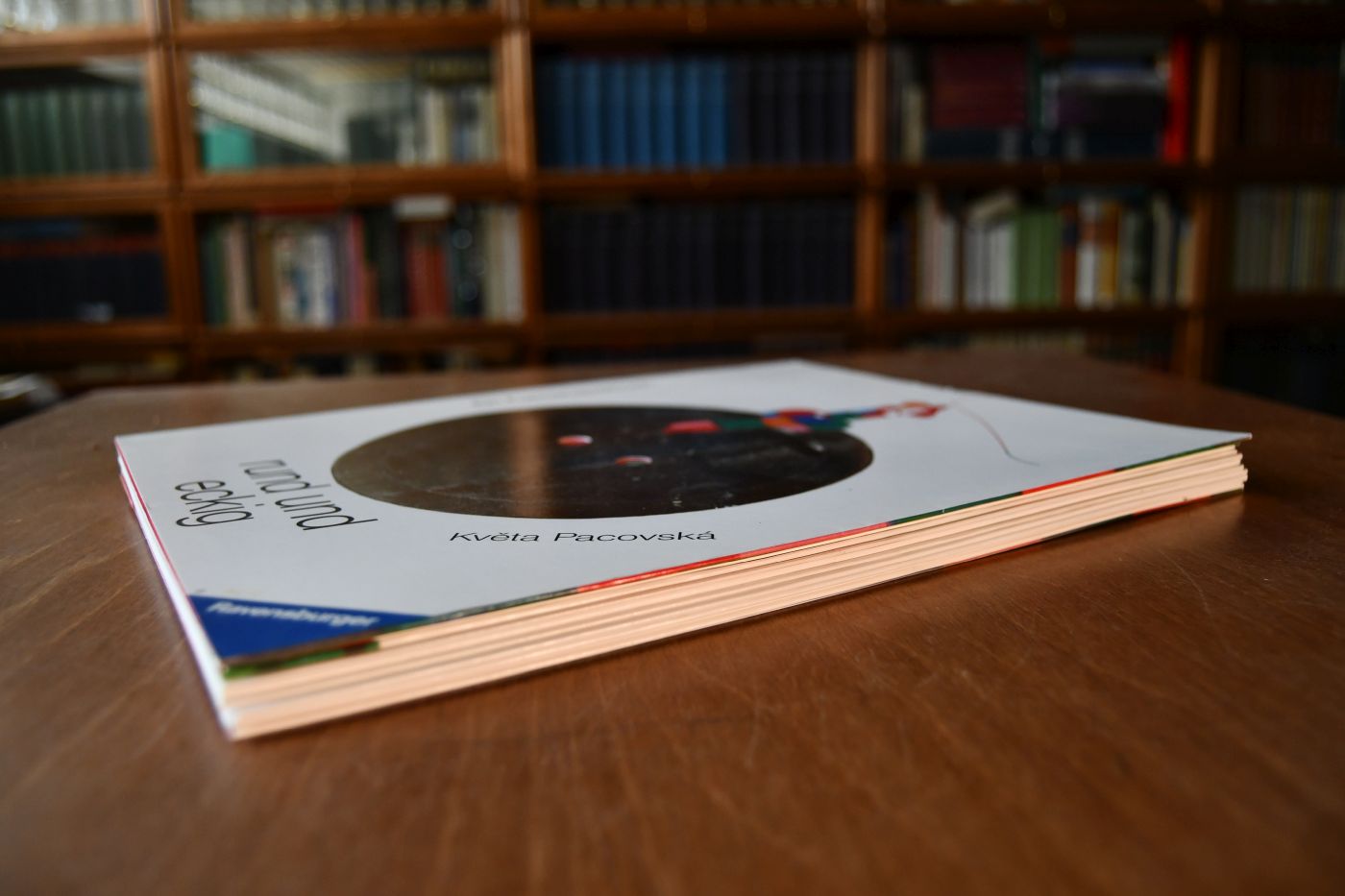 Rund und eckig ein Formenspielbuch.