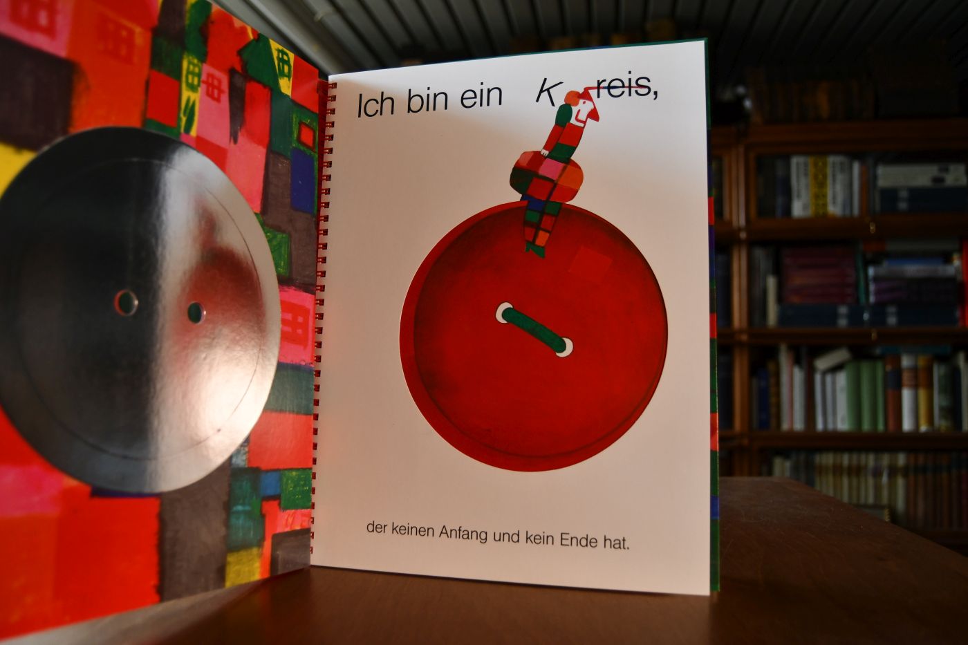 Rund und eckig ein Formenspielbuch.