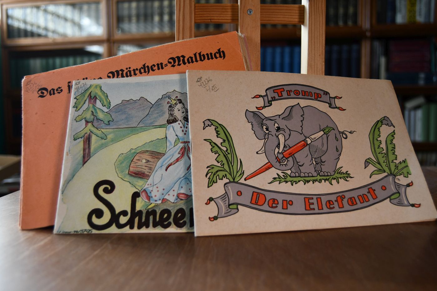 Konvolut von 12 Malheften aus den 1950er-Jahren (u.a. "Tromp" Der Elefant, Schneewittchen, Das schöne Märchen-Malbuch, Das schöne Malbuch, Märchen-Malblätter vom Hasenleben, Seid`s alle da? Kasperlerlebnisse zum Ausmalen. Ich male Volkslieder, Das schöne Weihnachtsmalbuch, Der kleine Maler.