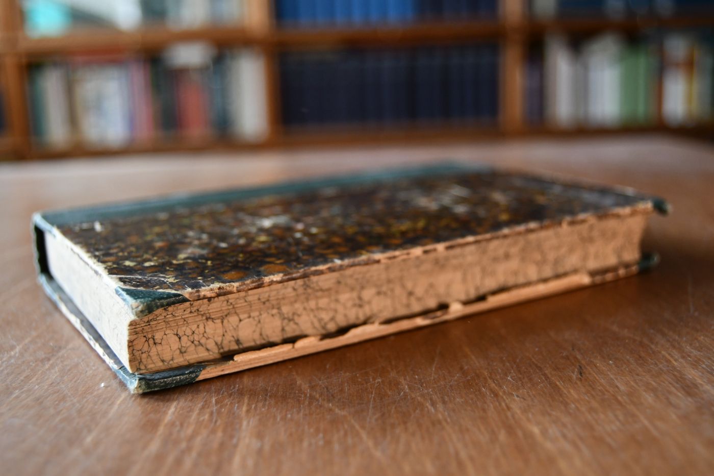 Precis historique et chronologique de la Littérature Francaise depuis ses origines jusqu´a nos jours.