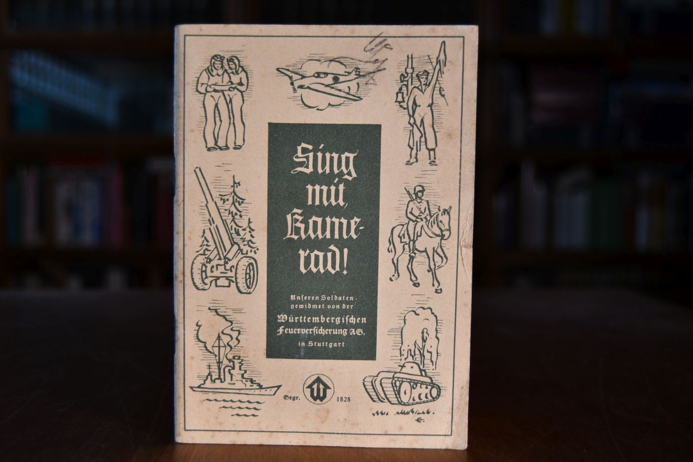 Sing mit, Kamerad! Eine neue Folge von 74 Liedern; auf dem Marsch, im Bunker und sonstwo zu singen. Unseren Soldaten gewidmet von der Wüttembergischen Feuerversicherung AG. in Stuttgart.