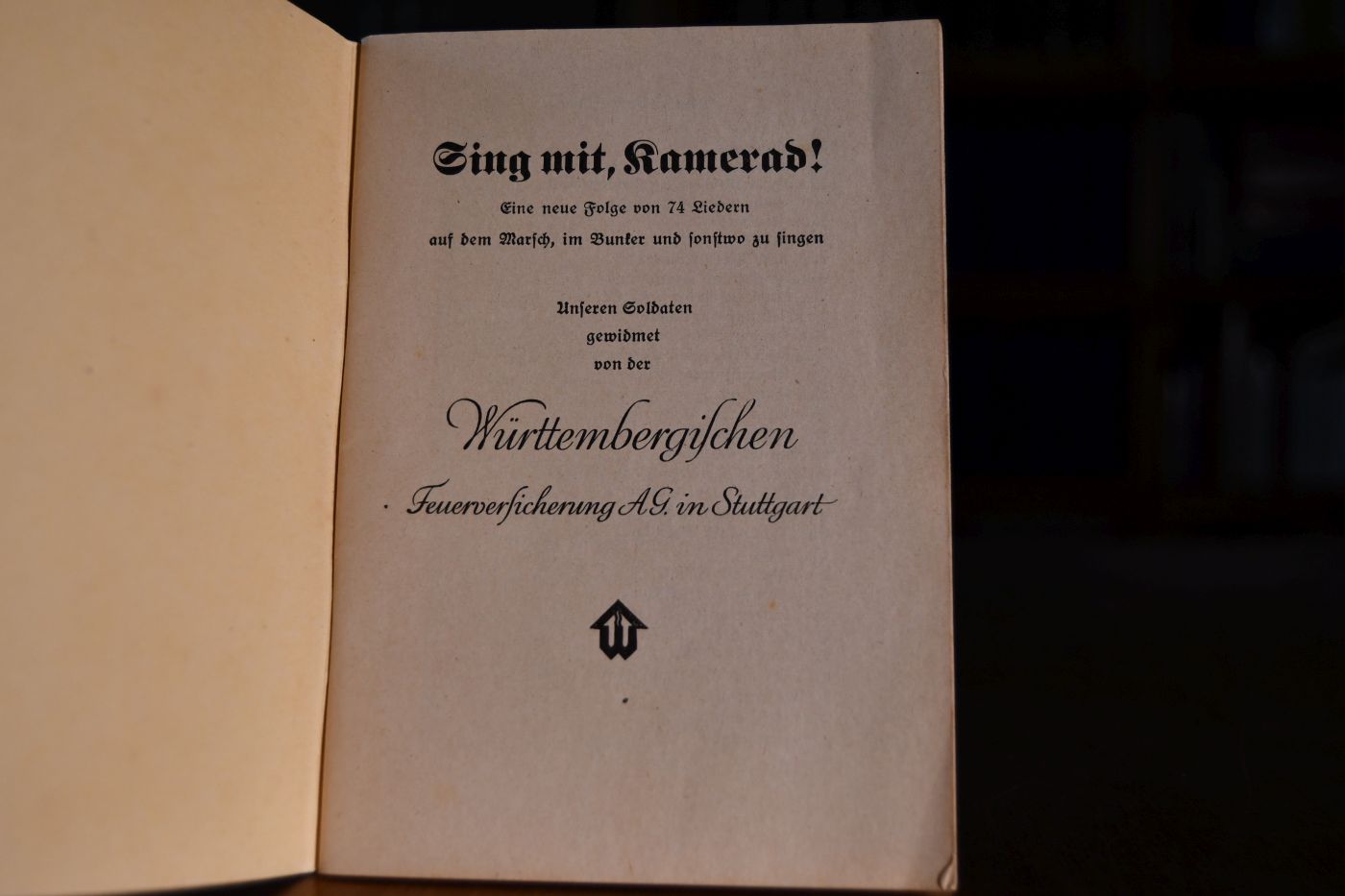 Sing mit, Kamerad! Eine neue Folge von 74 Liedern; auf dem Marsch, im Bunker und sonstwo zu singen. Unseren Soldaten gewidmet von der Wüttembergischen Feuerversicherung AG. in Stuttgart.