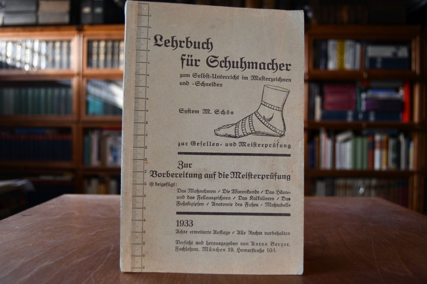 Lehrbuch für Schuhmacher zum Selbstunterricht im Musterzeichnen und -Schneiden System M. Schön. Zur Vorbereitung auf die Meisterprüfung ist beigefügt Das Maßnehmen, Die Warenkunde, Das Häute- und das Fellauszeichnen, Das Kalkulieren, Das Fußabgipsen, Anatomie des Fußes, Maßtabelle.