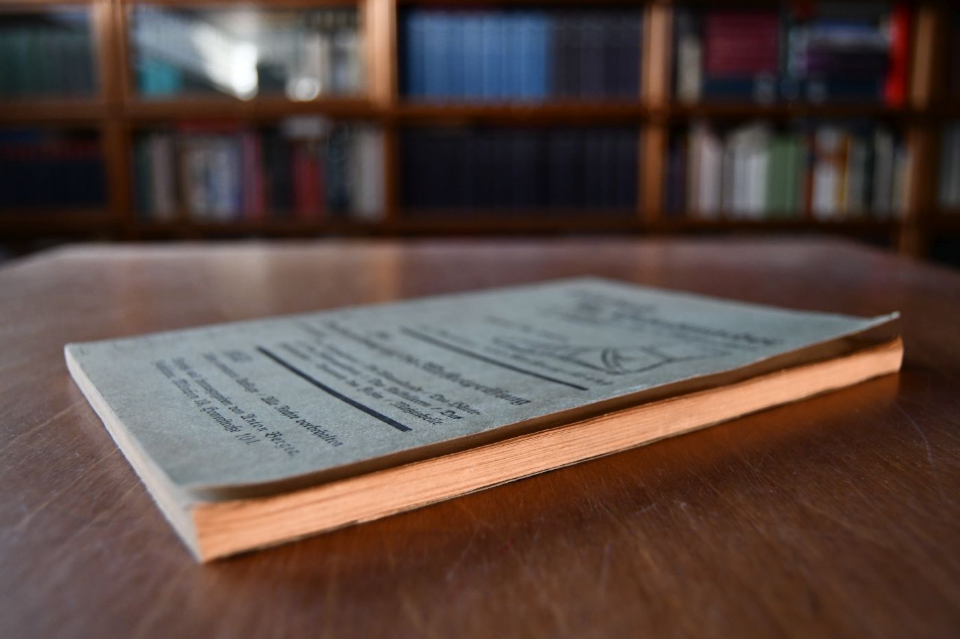 Lehrbuch für Schuhmacher zum Selbstunterricht im Musterzeichnen und -Schneiden System M. Schön. Zur Vorbereitung auf die Meisterprüfung ist beigefügt Das Maßnehmen, Die Warenkunde, Das Häute- und das Fellauszeichnen, Das Kalkulieren, Das Fußabgipsen, Anatomie des Fußes, Maßtabelle.