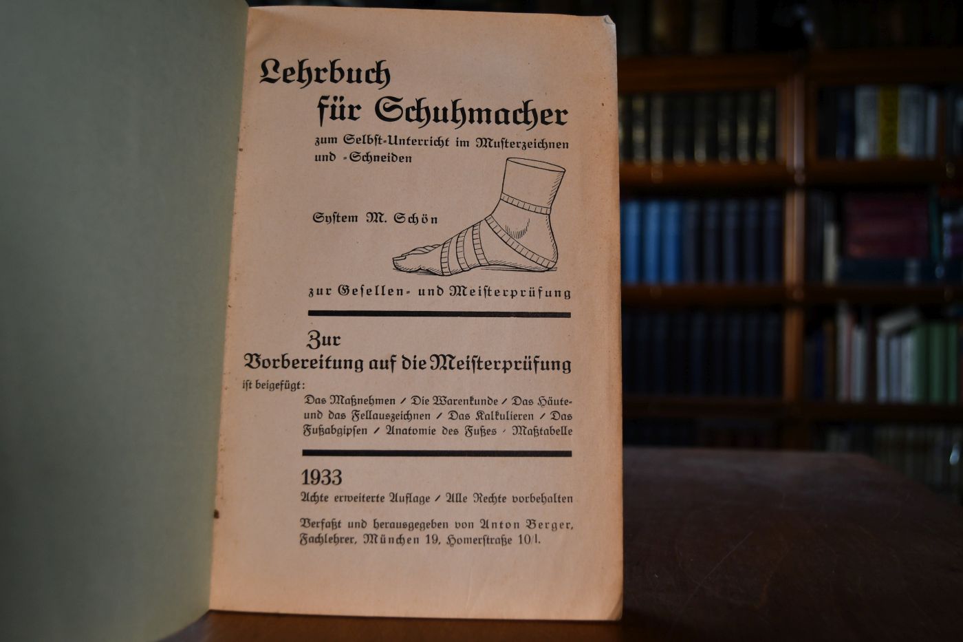 Lehrbuch für Schuhmacher zum Selbstunterricht im Musterzeichnen und -Schneiden System M. Schön. Zur Vorbereitung auf die Meisterprüfung ist beigefügt Das Maßnehmen, Die Warenkunde, Das Häute- und das Fellauszeichnen, Das Kalkulieren, Das Fußabgipsen, Anatomie des Fußes, Maßtabelle.