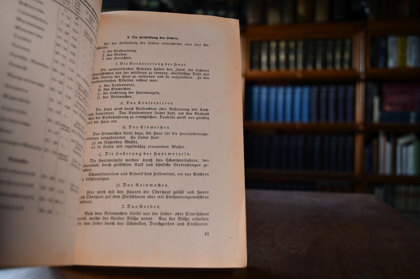 Lehrbuch für Schuhmacher zum Selbstunterricht im Musterzeichnen und -Schneiden System M. Schön. Zur Vorbereitung auf die Meisterprüfung ist beigefügt Das Maßnehmen, Die Warenkunde, Das Häute- und das Fellauszeichnen, Das Kalkulieren, Das Fußabgipsen, Anatomie des Fußes, Maßtabelle.