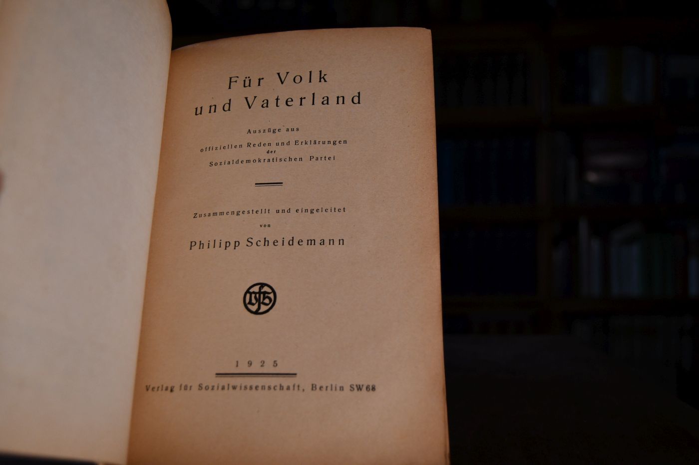 Für Volk und Vaterland. Auszüge aus offiziellen Reden und Erklärungen der Sozialdemokratischen Partei. Zusammengestellt und eingeleitet von Philipp Scheidemann.