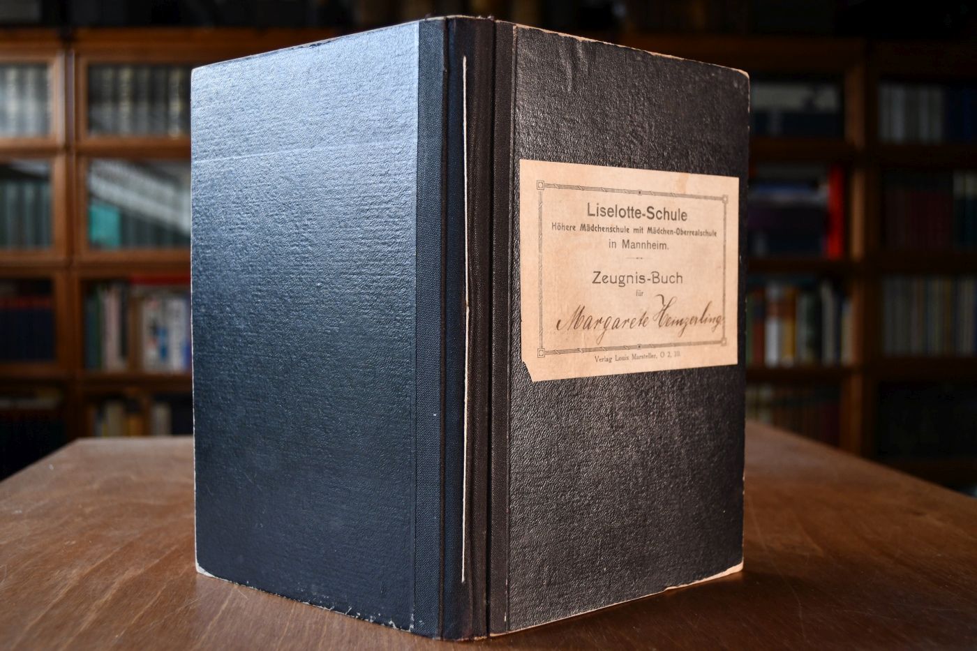 Zeugnis-Buch der Liselotte-Schule. Höhere Mädchenschule mit Mädchen-Oberschule in Mannheim für Margarete Heinzerling Tochter des Hauptlehrers Philipp J. Heinzerling. 1916-1923.