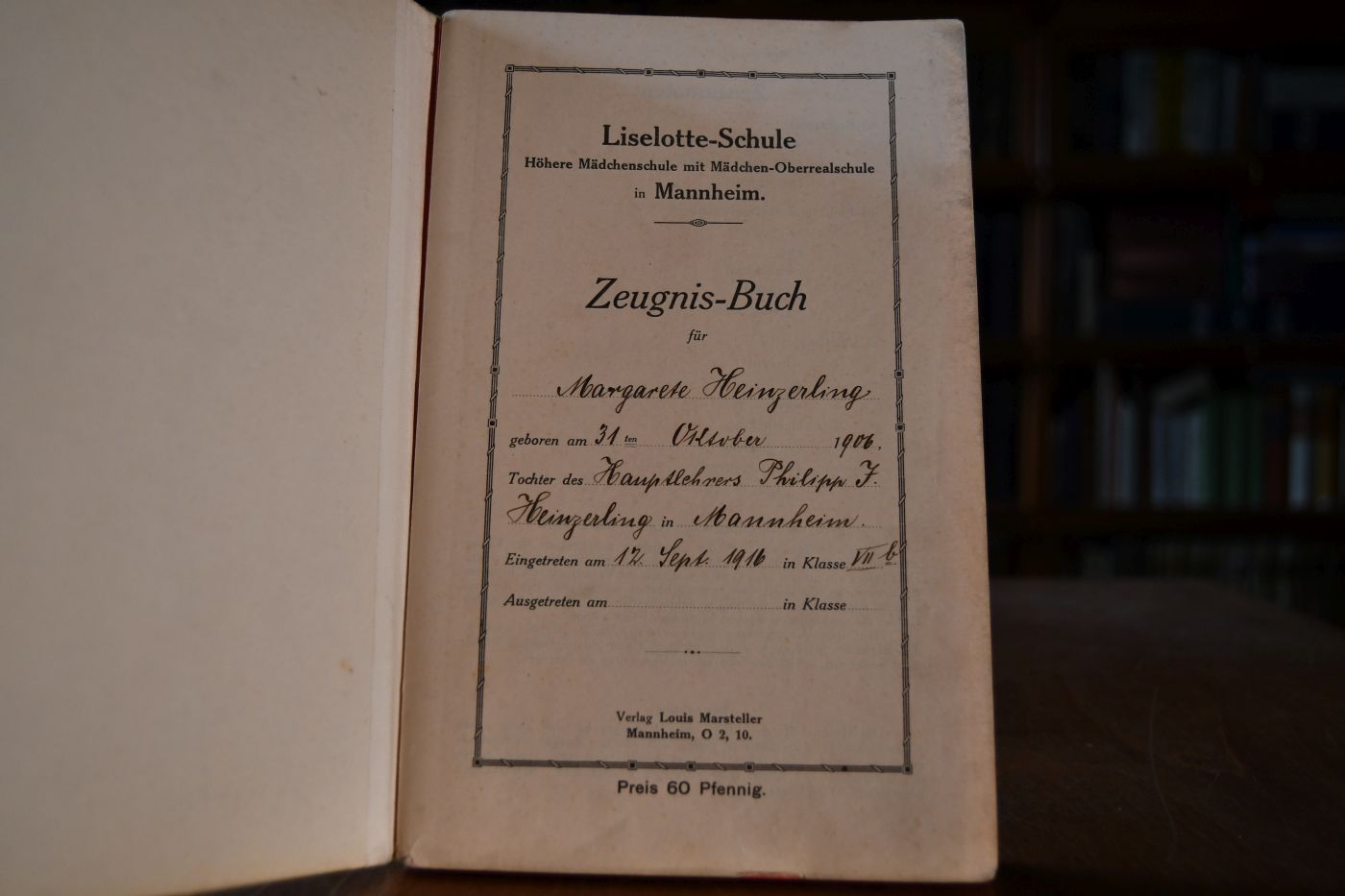 Zeugnis-Buch der Liselotte-Schule. Höhere Mädchenschule mit Mädchen-Oberschule in Mannheim für Margarete Heinzerling Tochter des Hauptlehrers Philipp J. Heinzerling. 1916-1923.