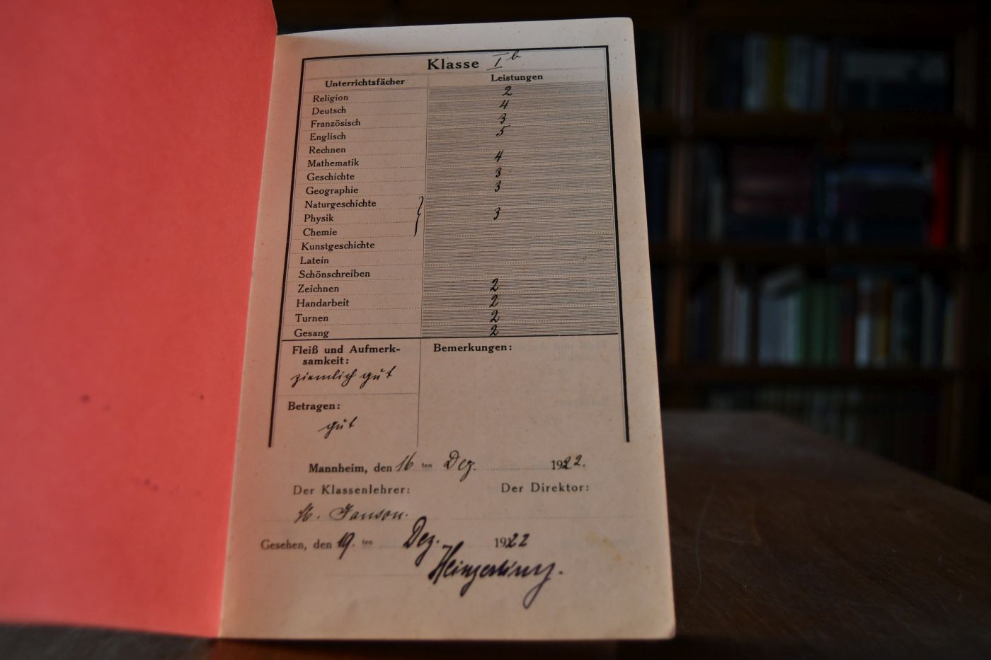 Zeugnis-Buch der Liselotte-Schule. Höhere Mädchenschule mit Mädchen-Oberschule in Mannheim für Margarete Heinzerling Tochter des Hauptlehrers Philipp J. Heinzerling. 1916-1923.