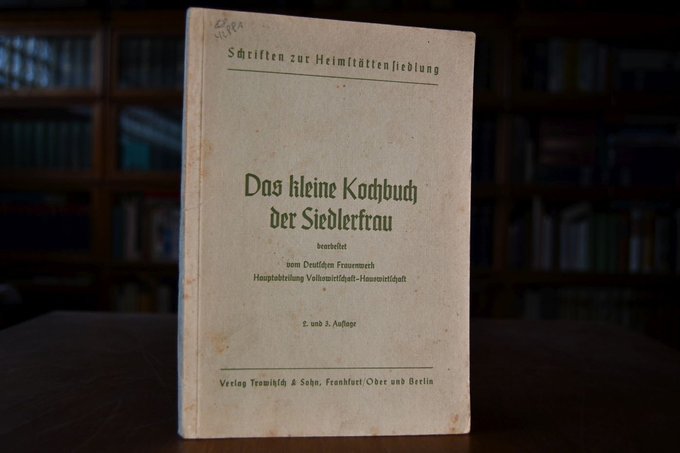 Das kleine Kochbuch der Siedlerfrau. Frischeverwertung der Erzeugnisse aus Garten und Kleintierhof bearbeitet vom Deutschen Frauenwerk Hauptabteilung Volkswirtschaft-Hauswirtschaft.