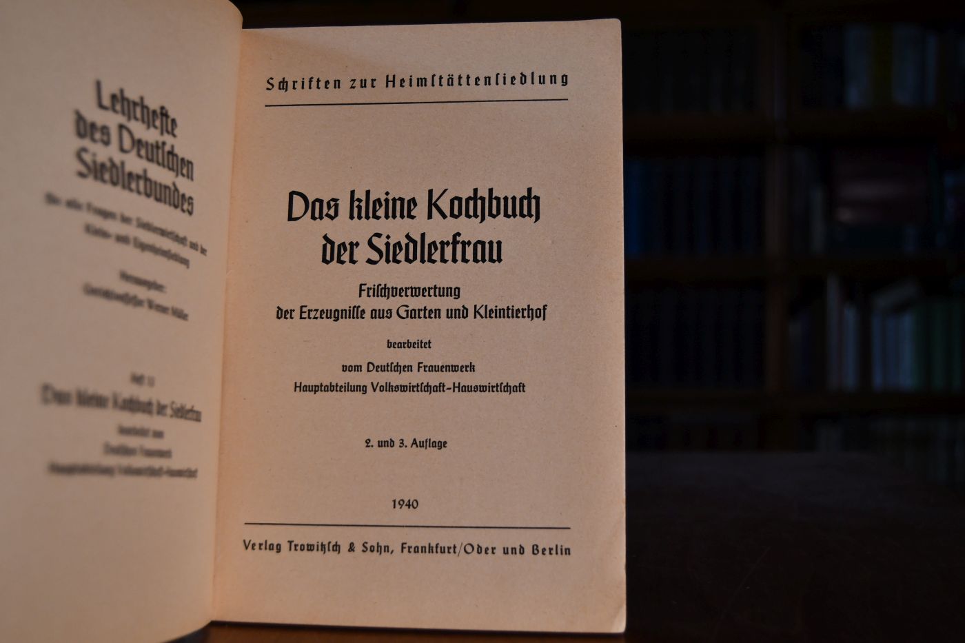 Das kleine Kochbuch der Siedlerfrau. Frischeverwertung der Erzeugnisse aus Garten und Kleintierhof bearbeitet vom Deutschen Frauenwerk Hauptabteilung Volkswirtschaft-Hauswirtschaft.