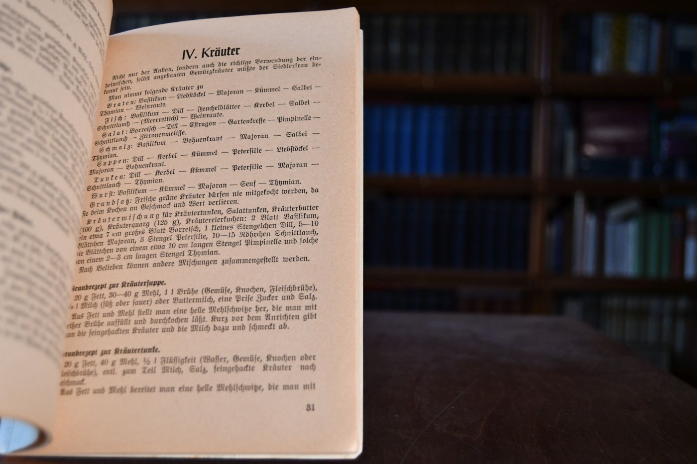 Das kleine Kochbuch der Siedlerfrau. Frischeverwertung der Erzeugnisse aus Garten und Kleintierhof bearbeitet vom Deutschen Frauenwerk Hauptabteilung Volkswirtschaft-Hauswirtschaft.