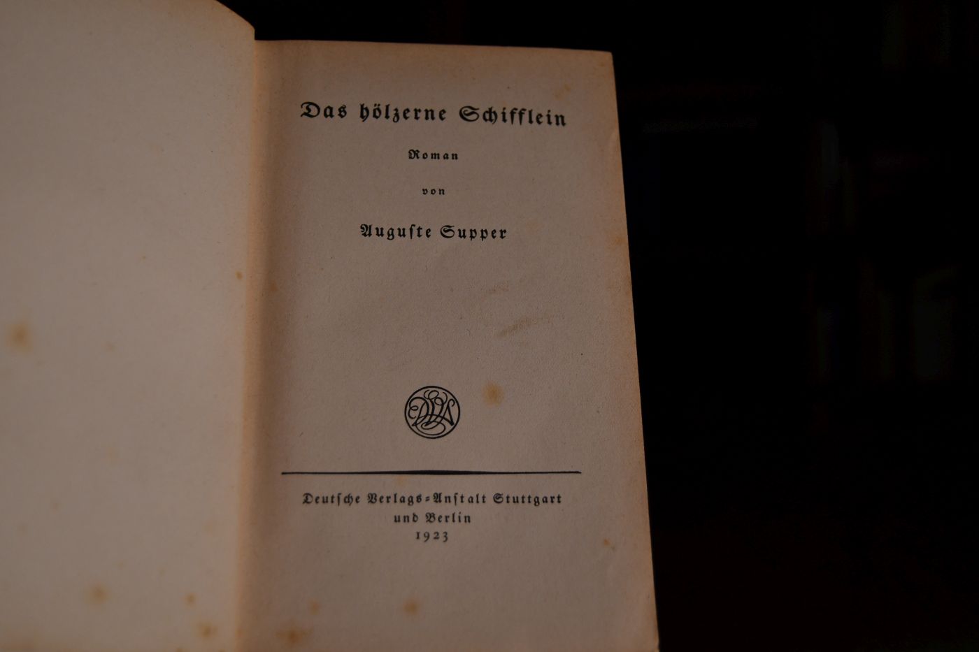 Das hölzerne Schifflein. Roman.